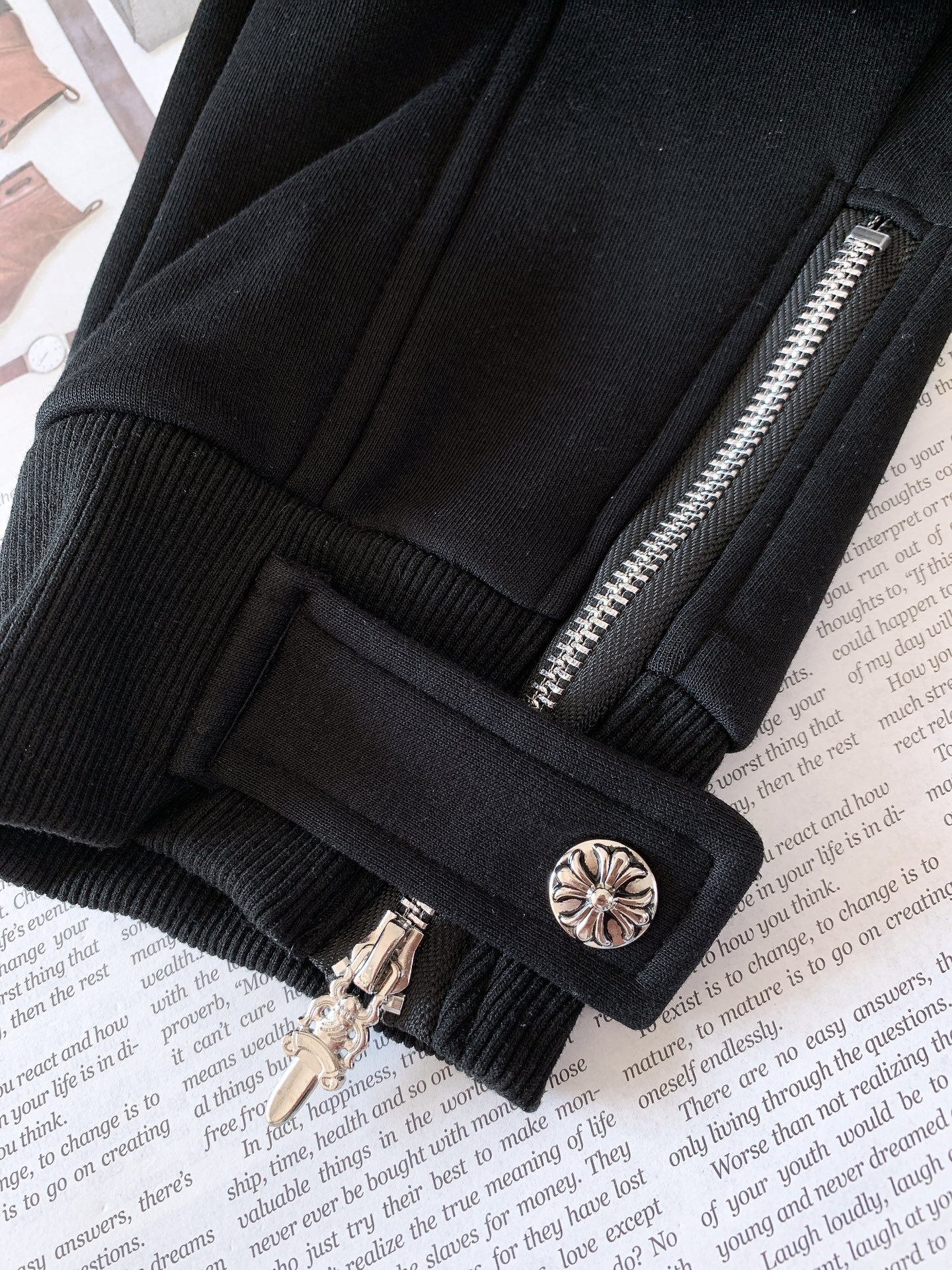
Chrome Hearts 克罗心 秋冬加绒款时尚高街休闲裤，一款只需要一眼就能爱上的超高颜值设计，全