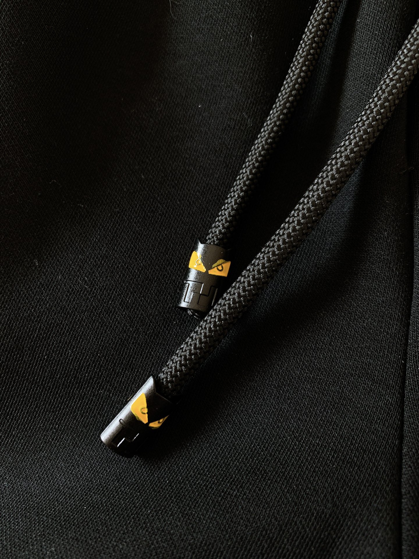 
Fendi 芬迪 秋冬加绒款小怪兽系列休闲裤，双层针织，内里加绒 上身保暖舒适，定制的面料，客供五金辅