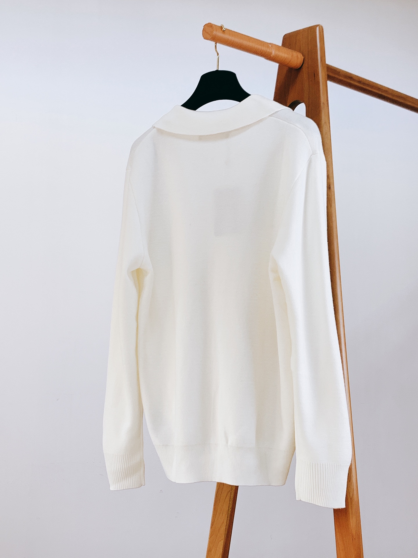 
LoroPiana L.P 男款成衣圆领羊毛毛衣

关于款式及设计：
精致工艺、高级质感、经典单品，这