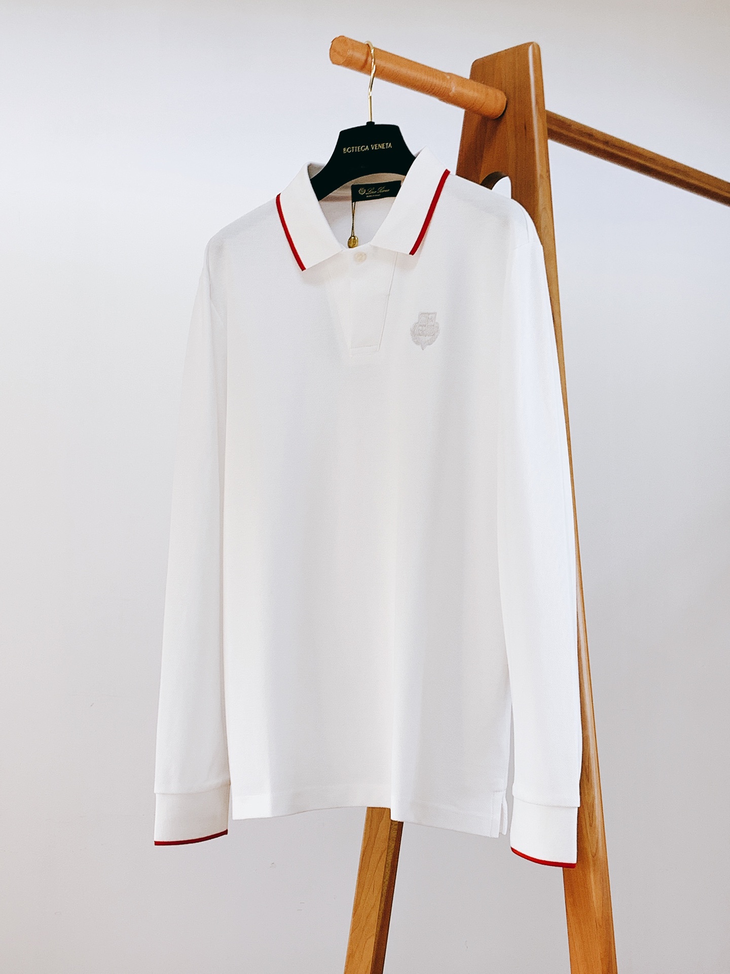 
LoroPiana L.SS早春新品 
翻领长袖T恤，甄选优质珠地网眼透气面料，胸前经典密针刺绣标识，