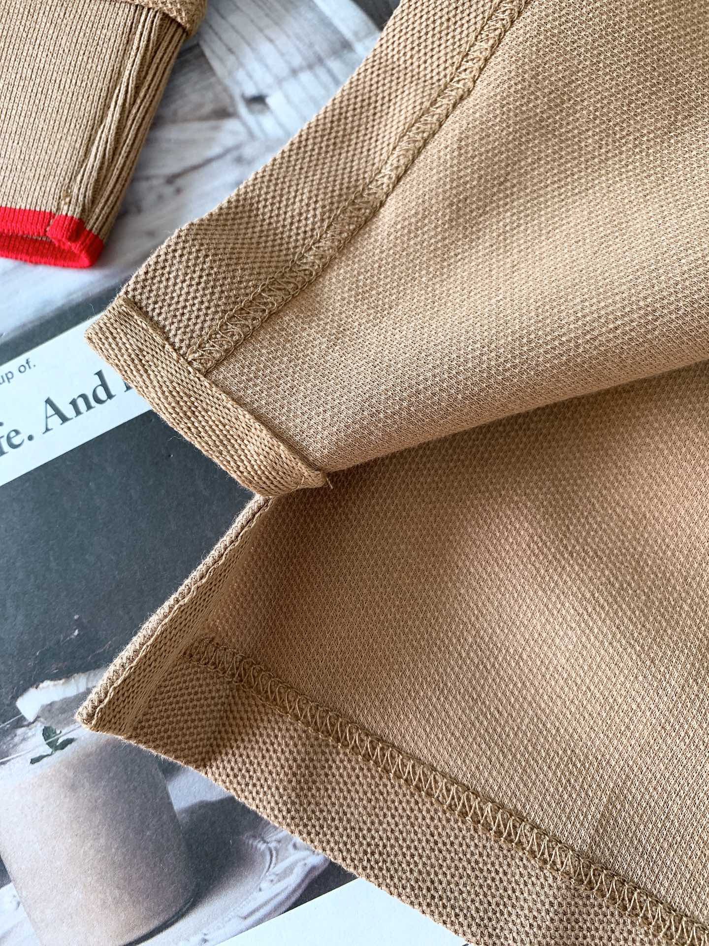 
LoroPiana L.SS早春新品 
翻领长袖T恤，甄选优质珠地网眼透气面料，胸前经典密针刺绣标识，