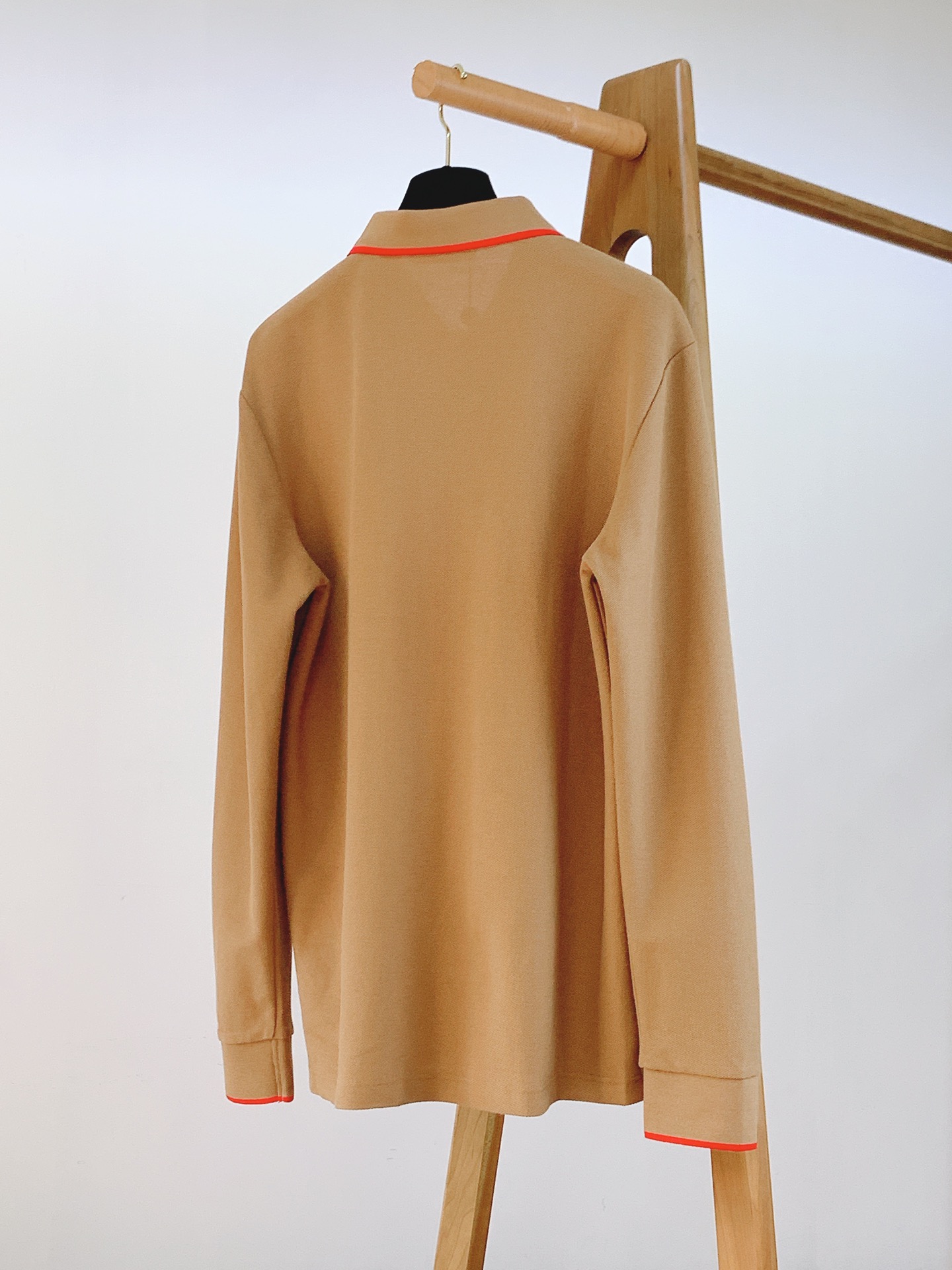 
LoroPiana L.SS早春新品 
翻领长袖T恤，甄选优质珠地网眼透气面料，胸前经典密针刺绣标识，