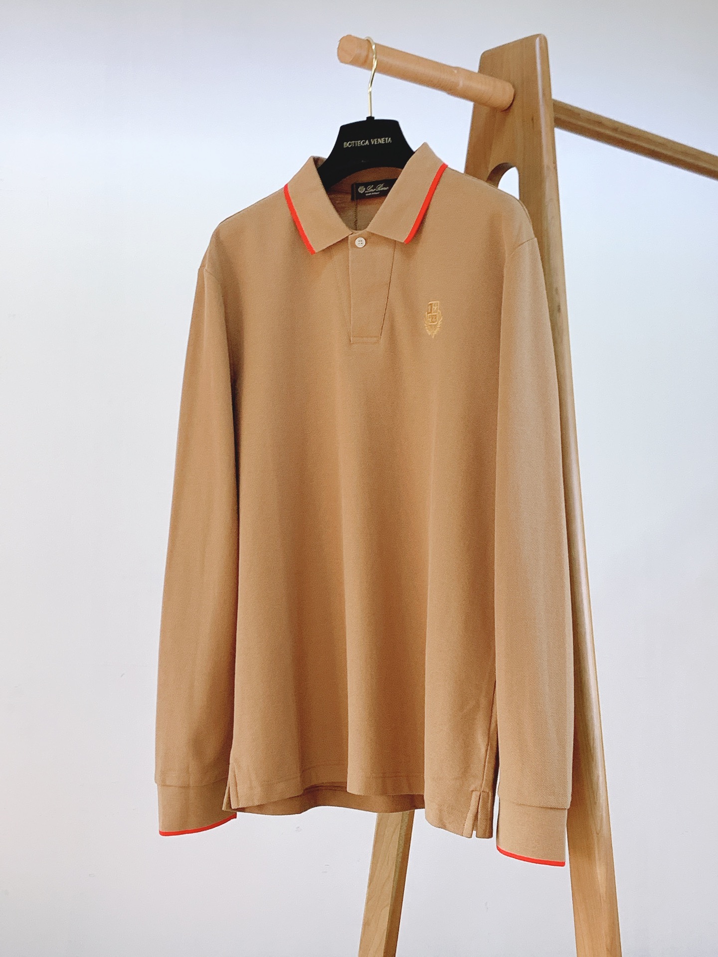 
LoroPiana L.SS早春新品 
翻领长袖T恤，甄选优质珠地网眼透气面料，胸前经典密针刺绣标识，