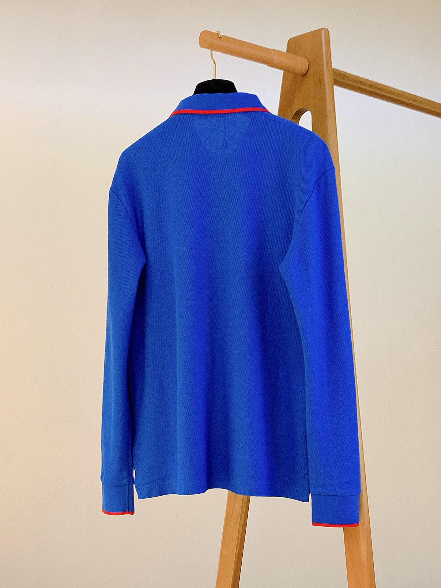 
LoroPiana L.SS早春新品 
翻领长袖T恤，甄选优质珠地网眼透气面料，胸前经典密针刺绣标识，