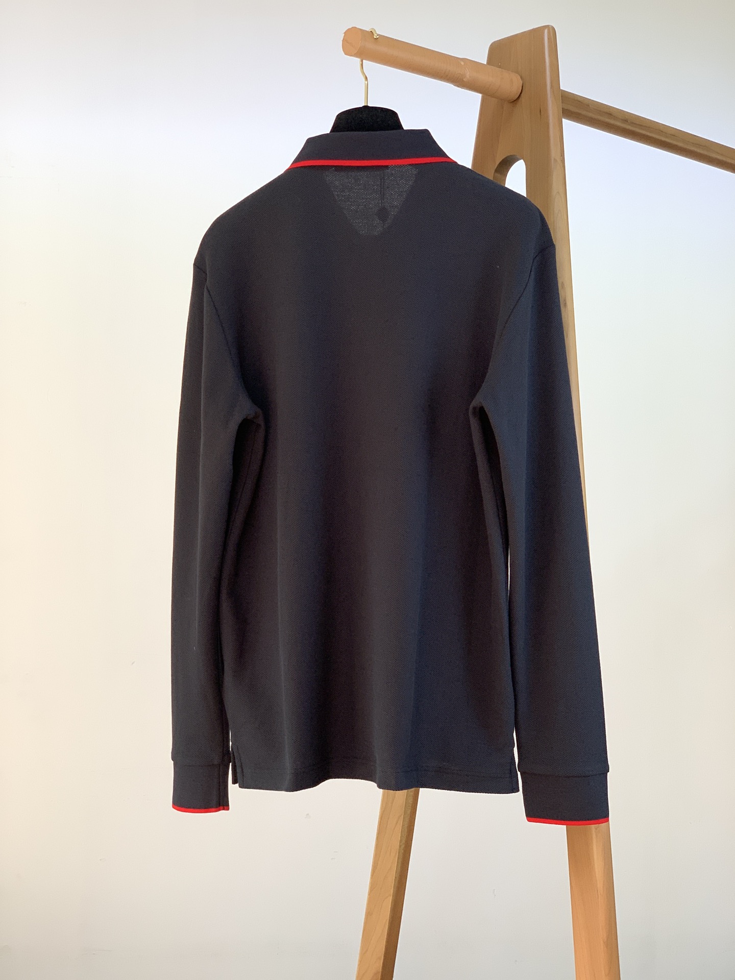 
LoroPiana L.SS早春新品 
翻领长袖T恤，甄选优质珠地网眼透气面料，胸前经典密针刺绣标识，