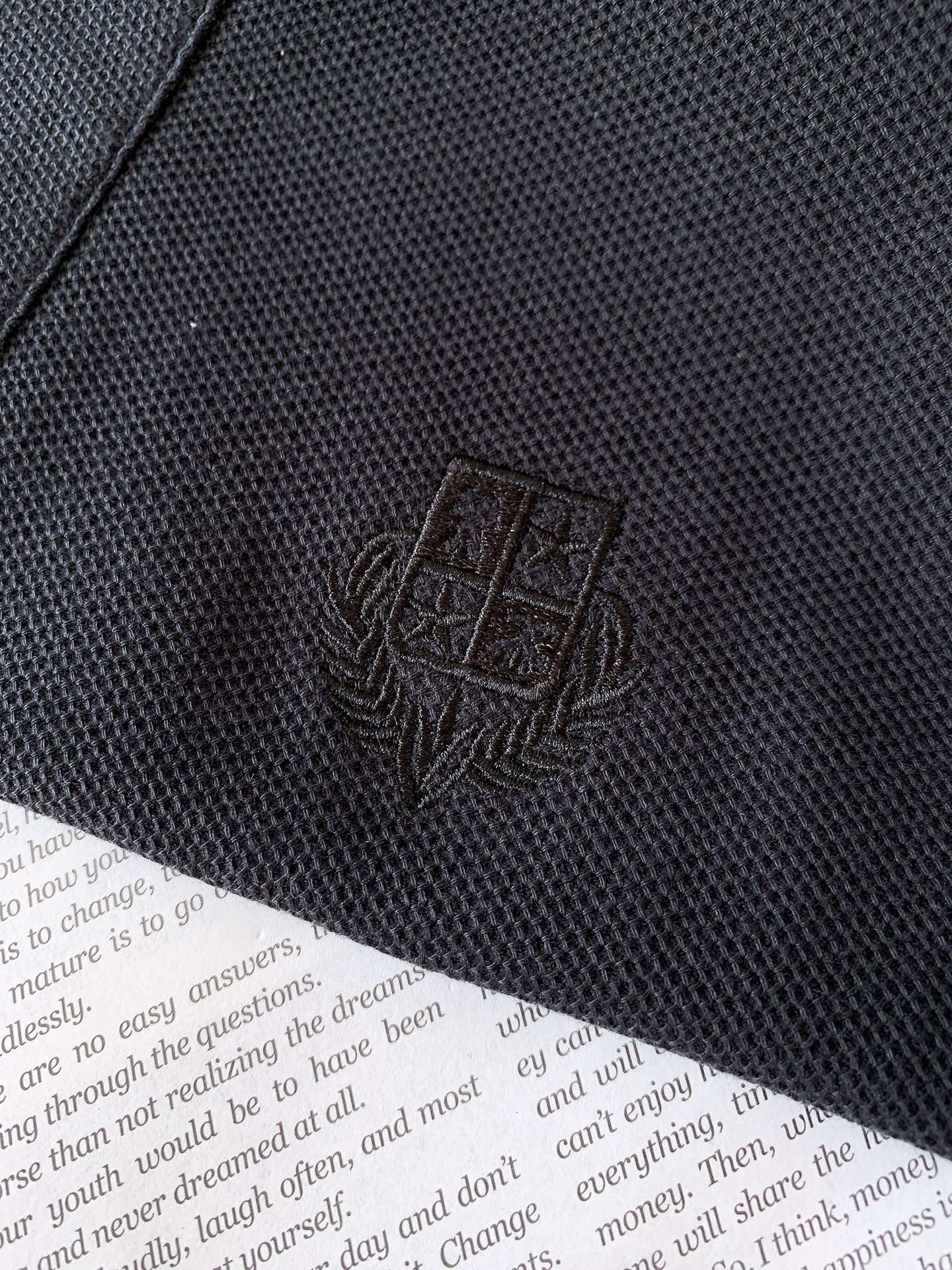 
LoroPiana L.SS早春新品 
翻领长袖T恤，甄选优质珠地网眼透气面料，胸前经典密针刺绣标识，