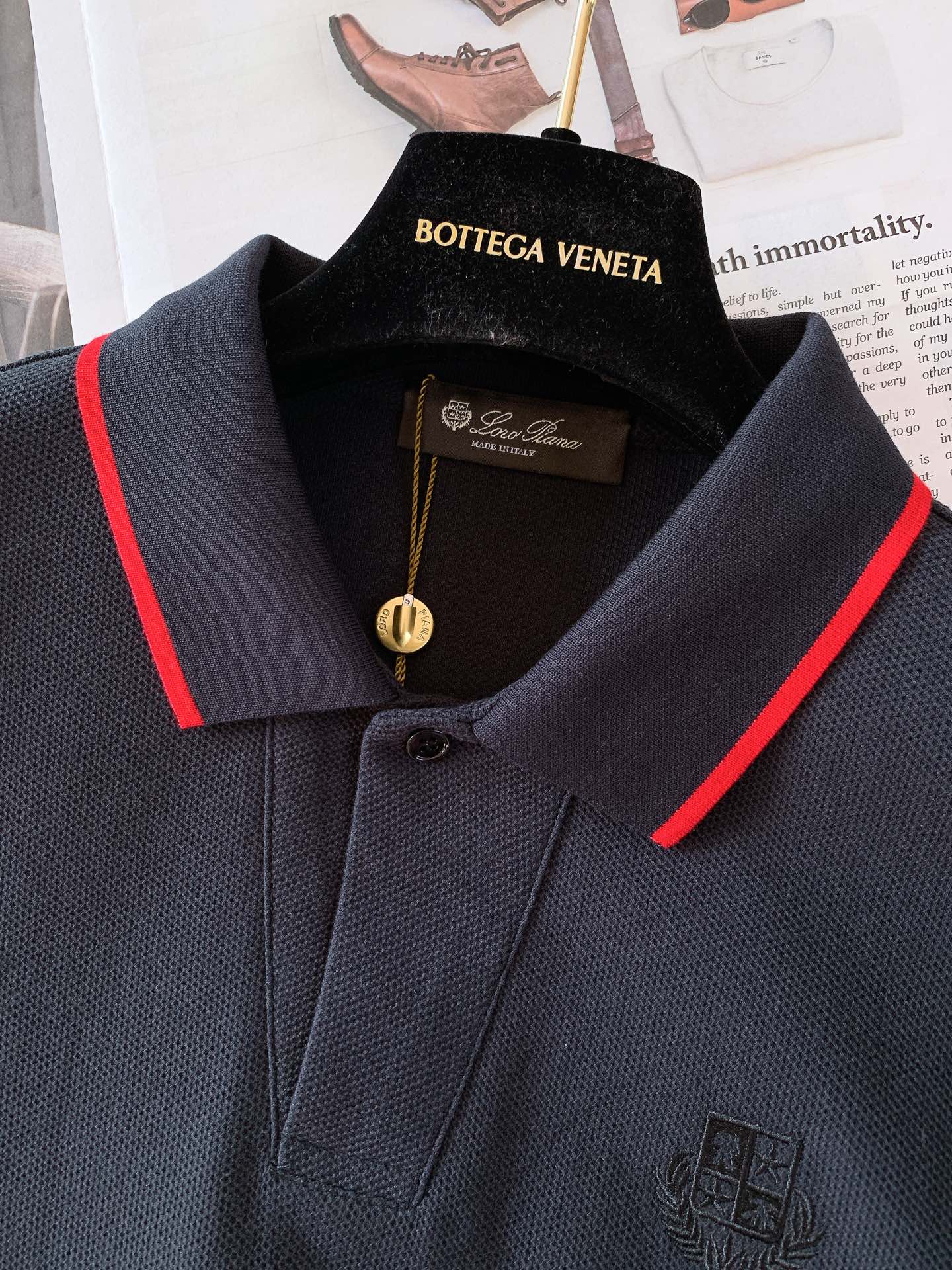 
LoroPiana L.SS早春新品 
翻领长袖T恤，甄选优质珠地网眼透气面料，胸前经典密针刺绣标识，