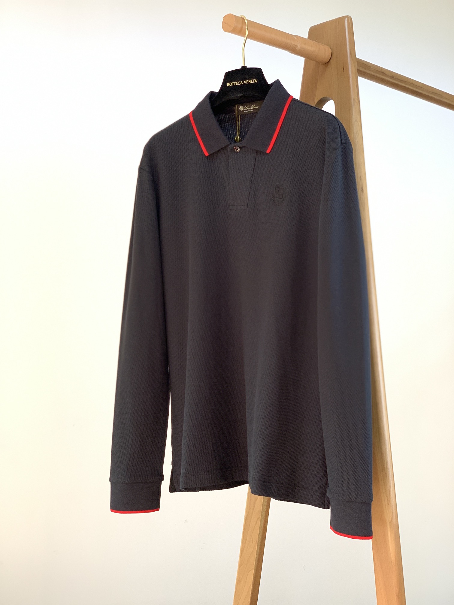 
LoroPiana L.SS早春新品 
翻领长袖T恤，甄选优质珠地网眼透气面料，胸前经典密针刺绣标识，