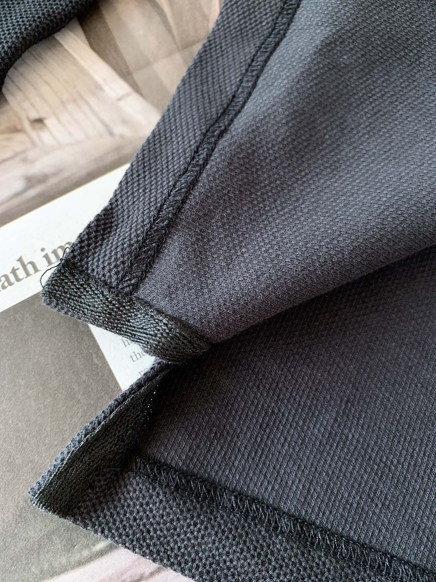 
LoroPiana L.SS早春新品 
翻领长袖T恤，甄选优质珠地网眼透气面料，胸前经典密针刺绣标识，