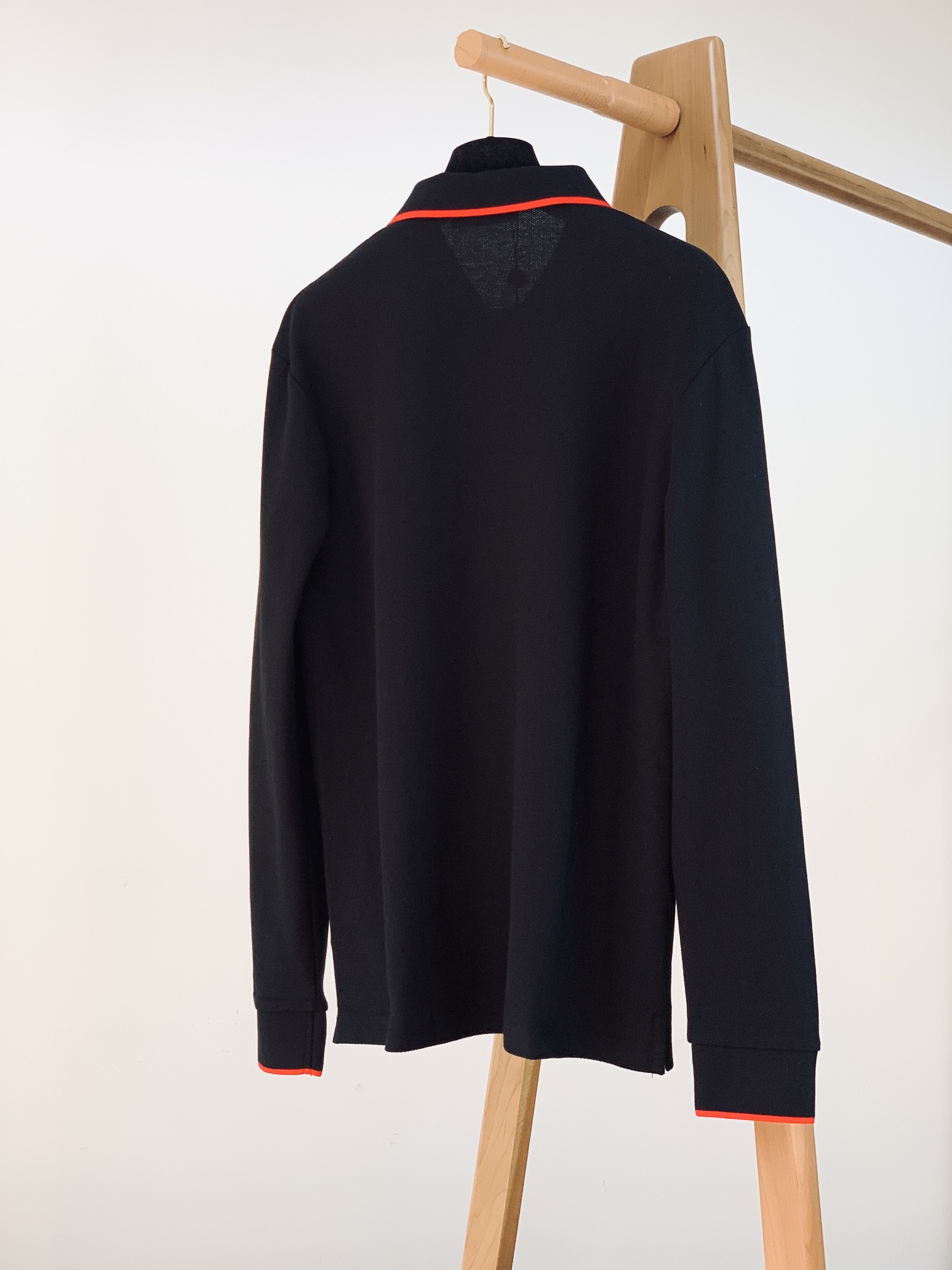 
LoroPiana L.SS早春新品 
翻领长袖T恤，甄选优质珠地网眼透气面料，胸前经典密针刺绣标识，