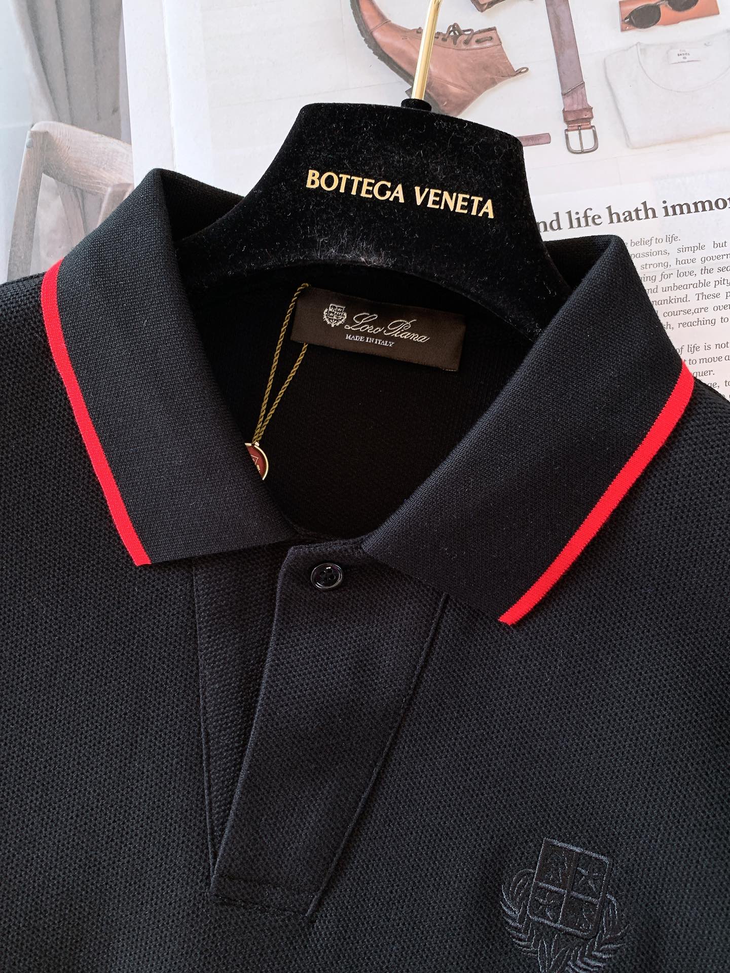 
LoroPiana L.SS早春新品 
翻领长袖T恤，甄选优质珠地网眼透气面料，胸前经典密针刺绣标识，
