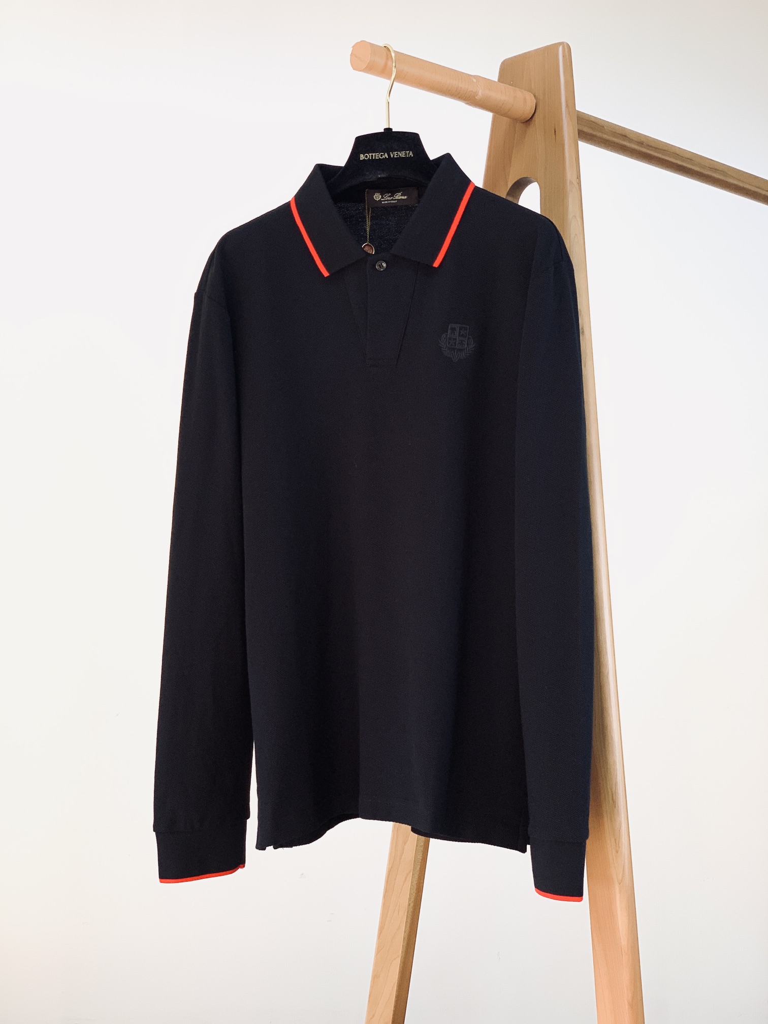 
LoroPiana L.SS早春新品 
翻领长袖T恤，甄选优质珠地网眼透气面料，胸前经典密针刺绣标识，