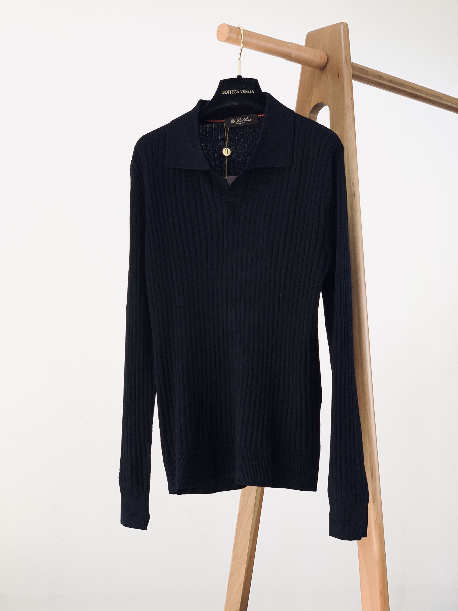 
LoroPiana L.P 
男款成衣圆领羊毛毛衣

关于款式及设计：
精致工艺、高级质感、经典单品，