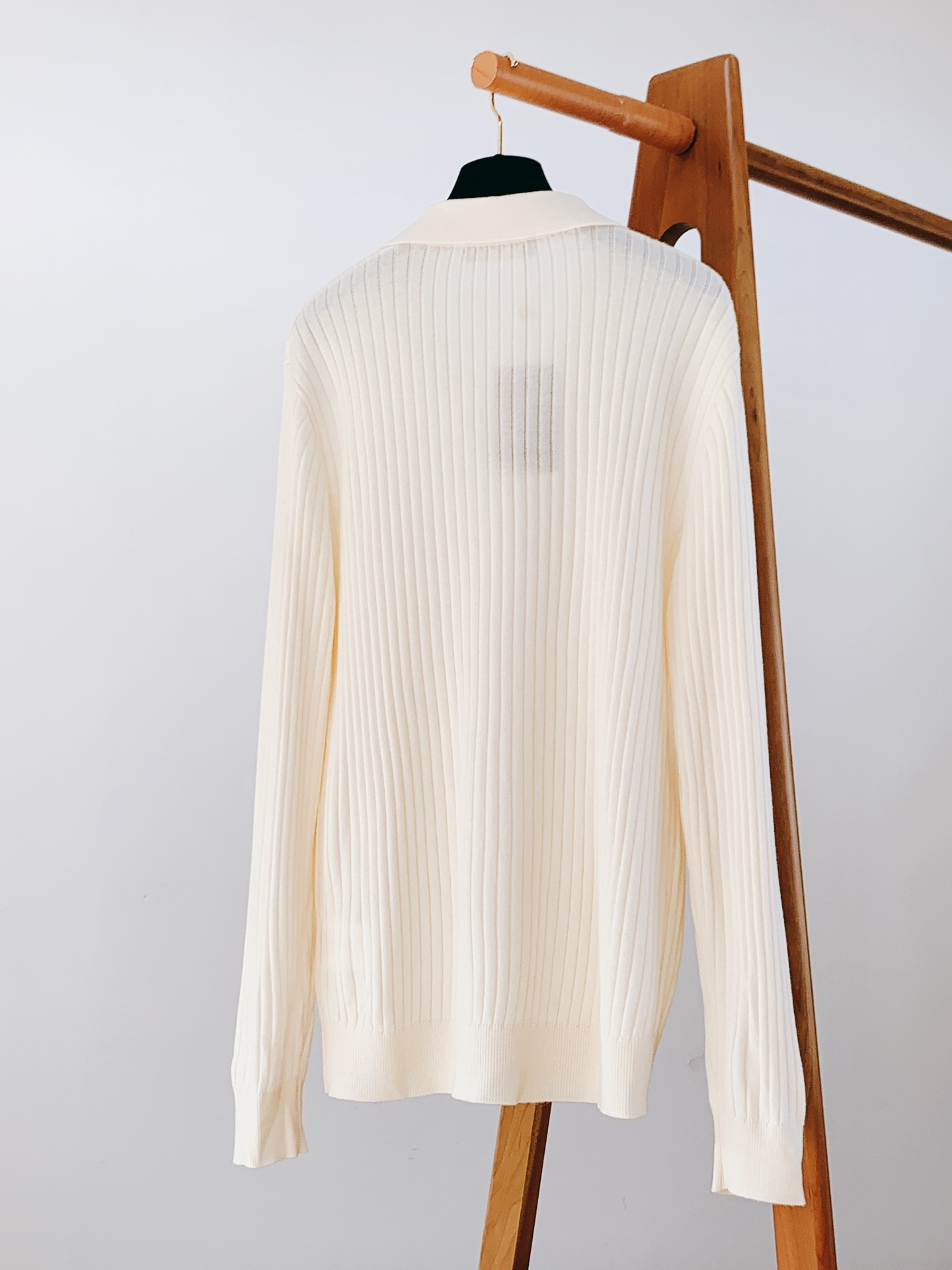 
LoroPiana L.P 
男款成衣圆领羊毛毛衣

关于款式及设计：
精致工艺、高级质感、经典单品，