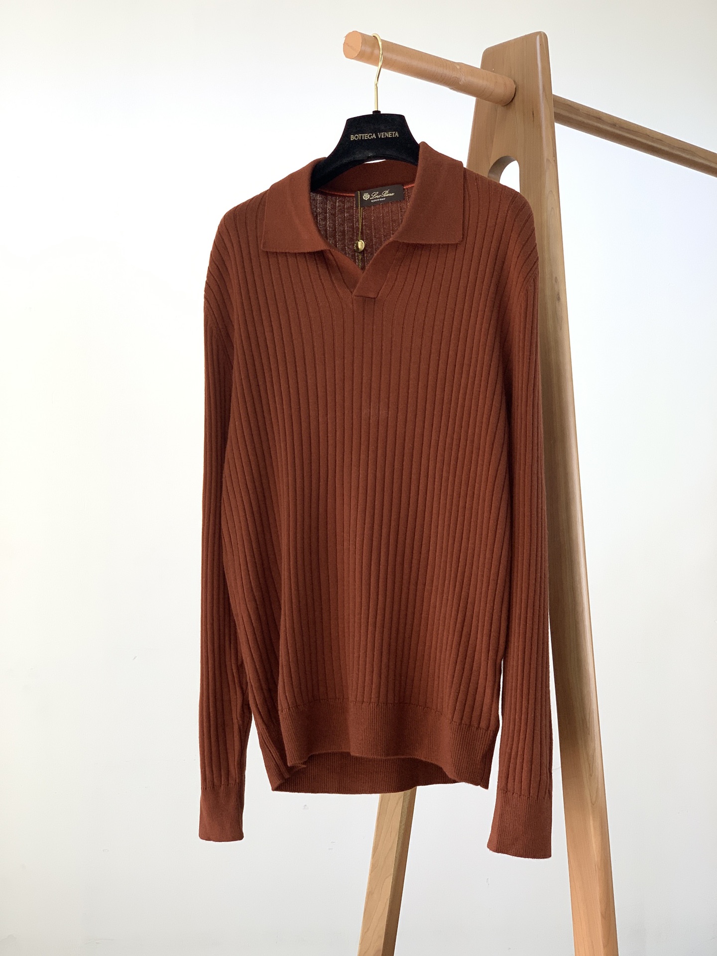 
LoroPiana L.P 
男款成衣圆领羊毛毛衣

关于款式及设计：
精致工艺、高级质感、经典单品，