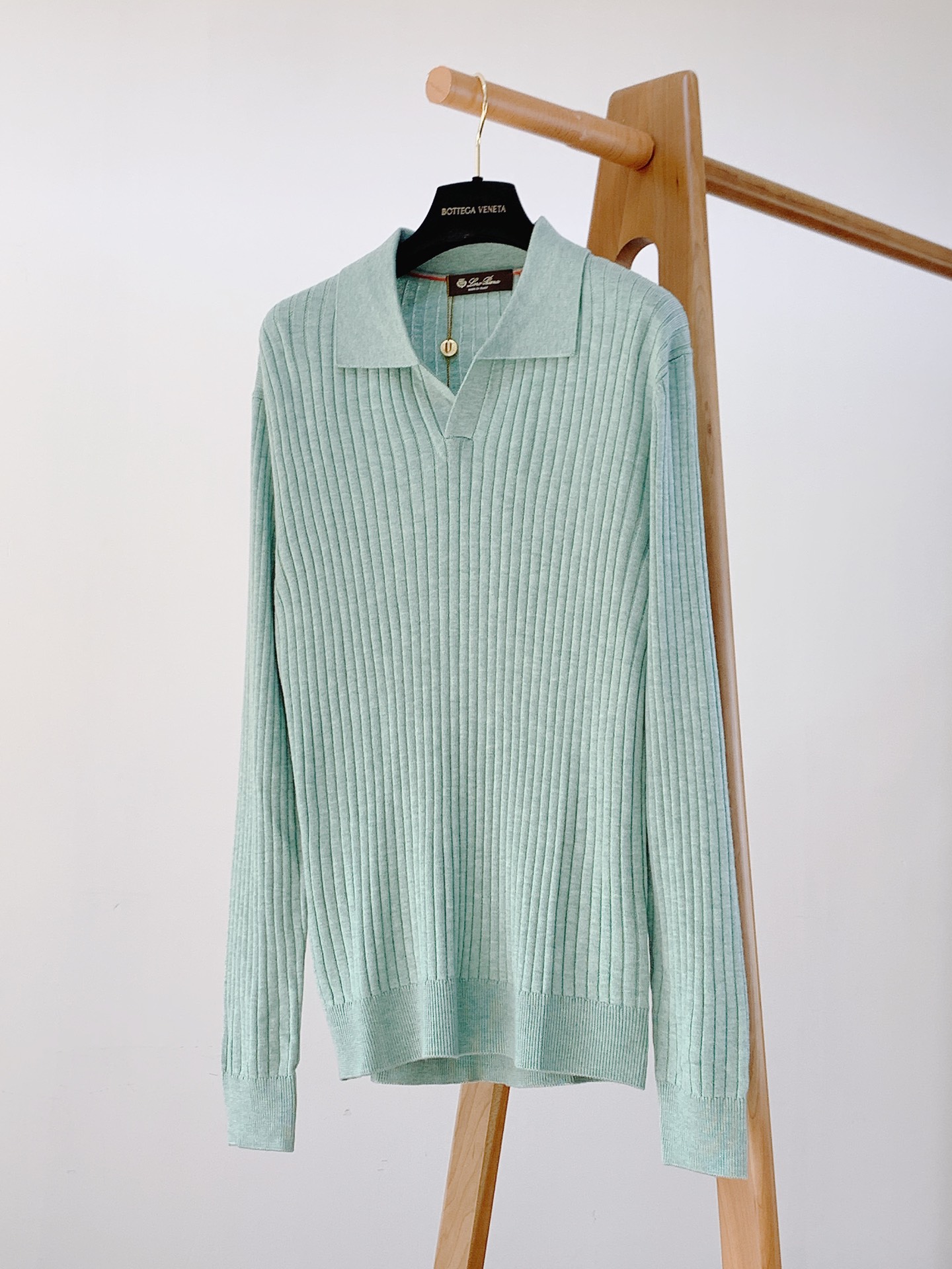 
LoroPiana L.P 
男款成衣圆领羊毛毛衣

关于款式及设计：
精致工艺、高级质感、经典单品，