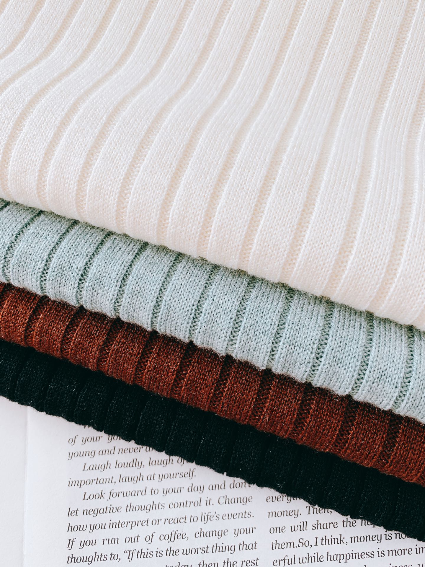 
LoroPiana L.P 
男款成衣圆领羊毛毛衣

关于款式及设计：
精致工艺、高级质感、经典单品，
