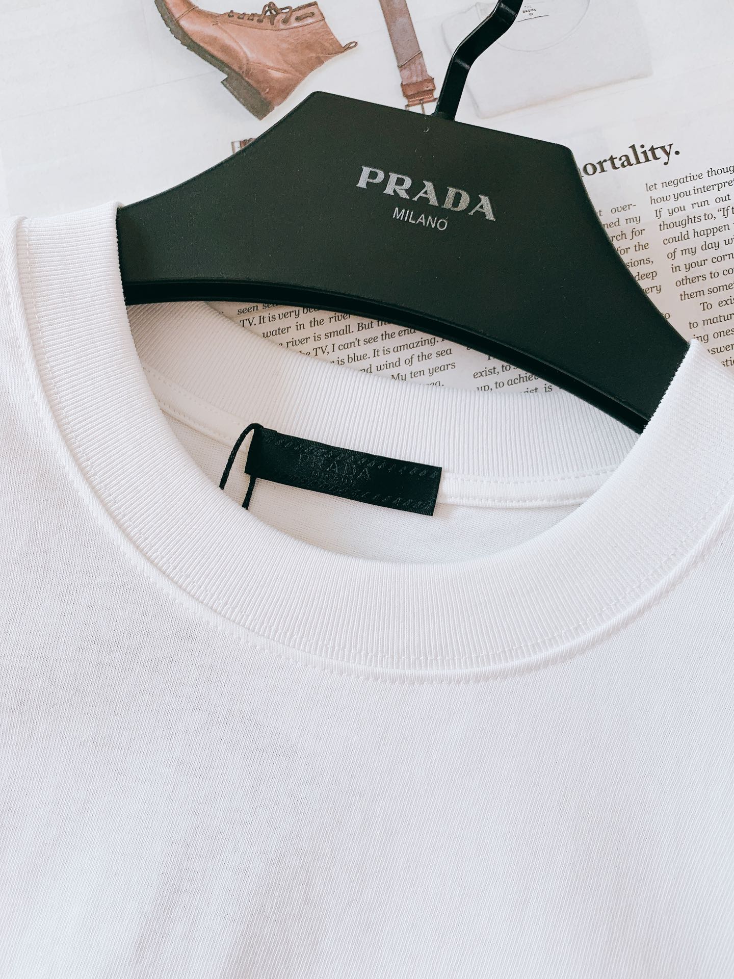 
Prada 普拉达 2025SS早春新品 
休闲套头T恤，胸前经典三角标五金点缀。甄选高支纯棉面料，厚
