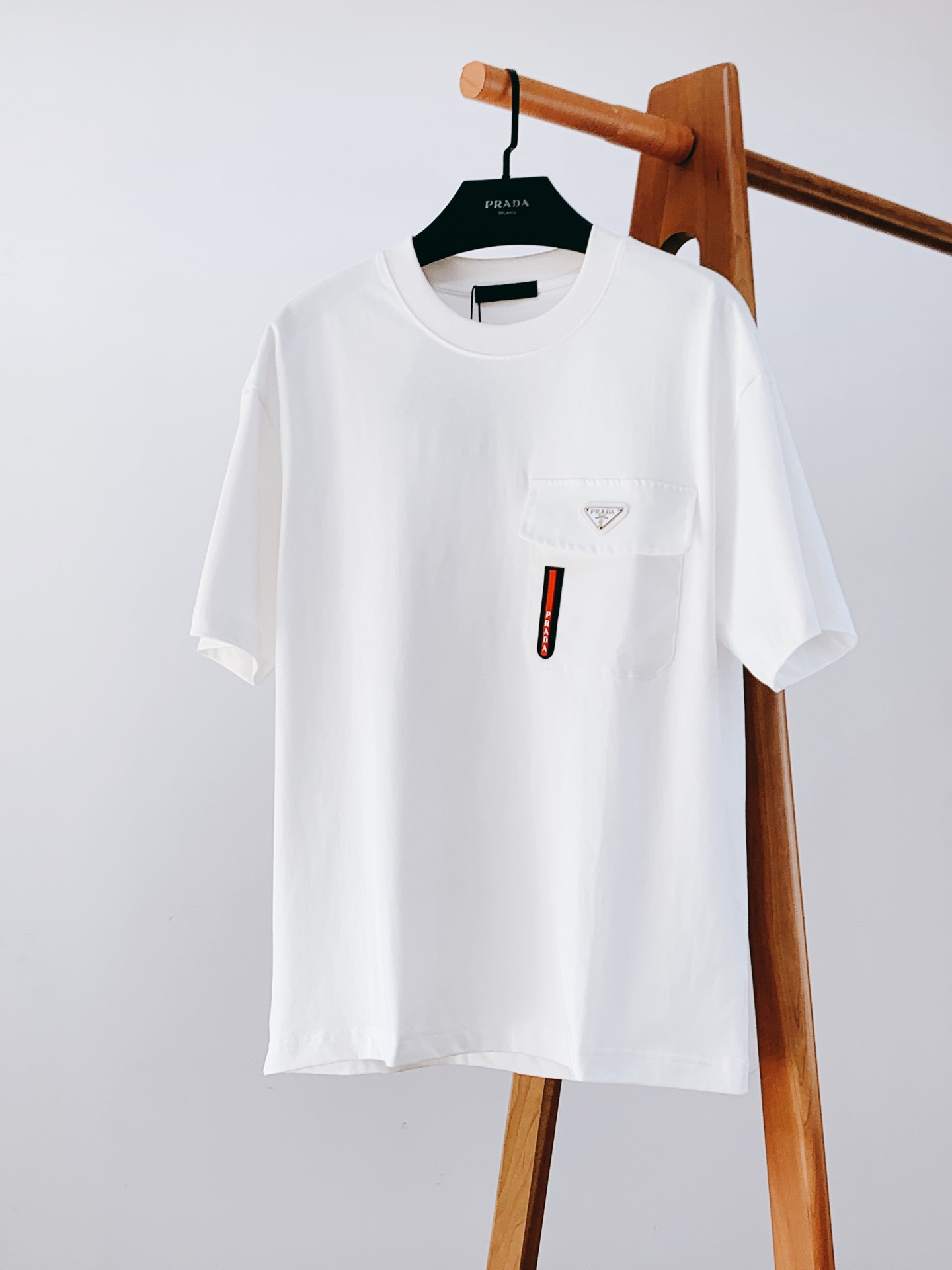
Prada 普拉达 2025SS早春新品 
休闲套头T恤，胸前经典三角标五金点缀。甄选高支纯棉面料，厚