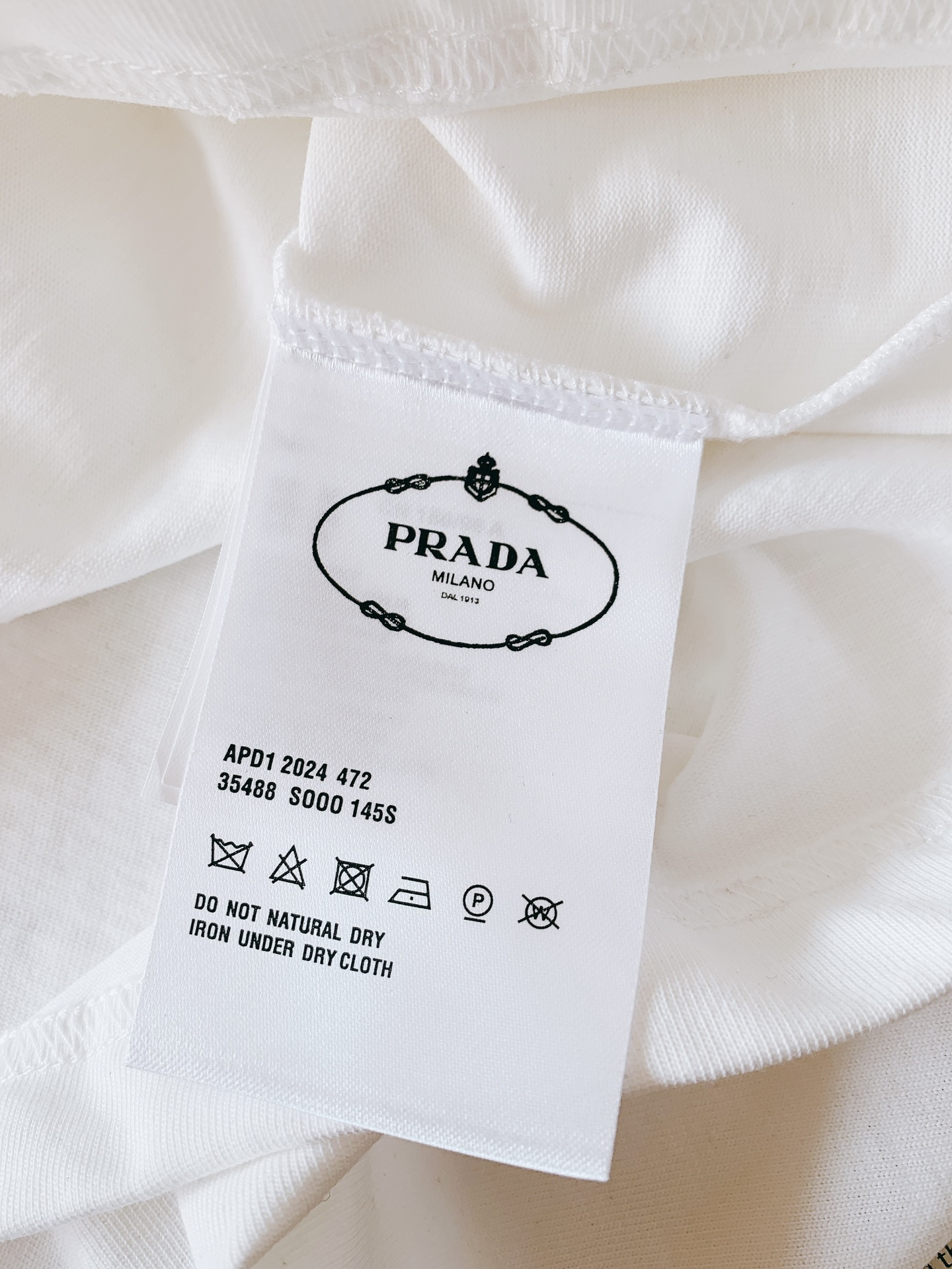 
Prada 普拉达 2025SS早春新品 
休闲套头T恤，胸前经典三角标五金点缀。甄选高支纯棉面料，厚