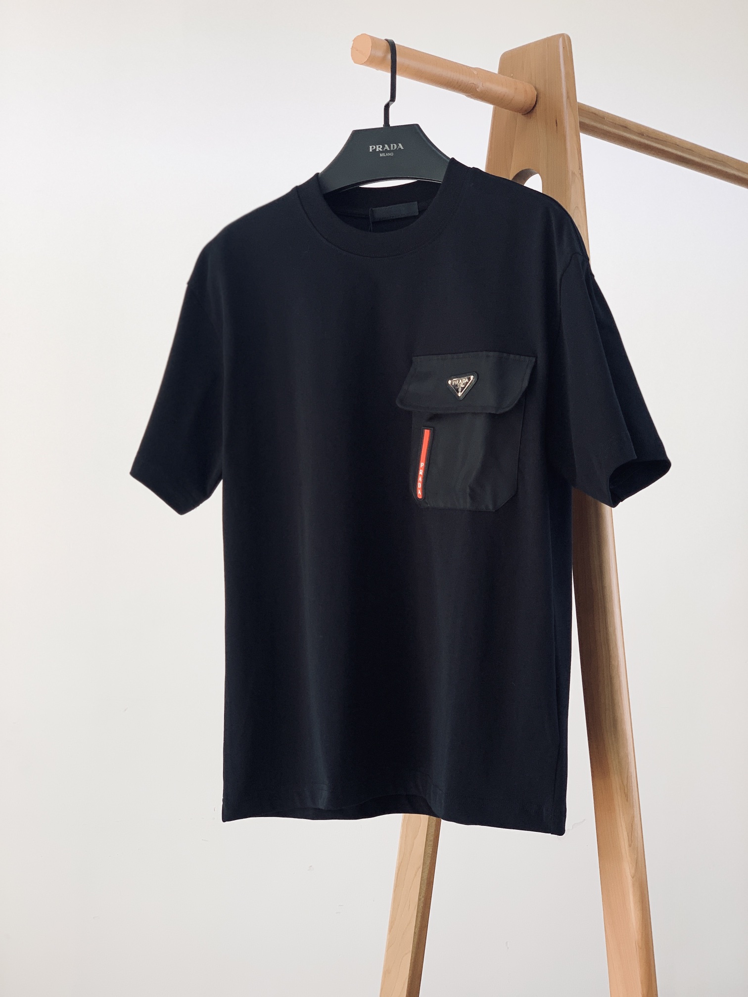 
Prada 普拉达 2025SS早春新品 
休闲套头T恤，胸前经典三角标五金点缀。甄选高支纯棉面料，厚