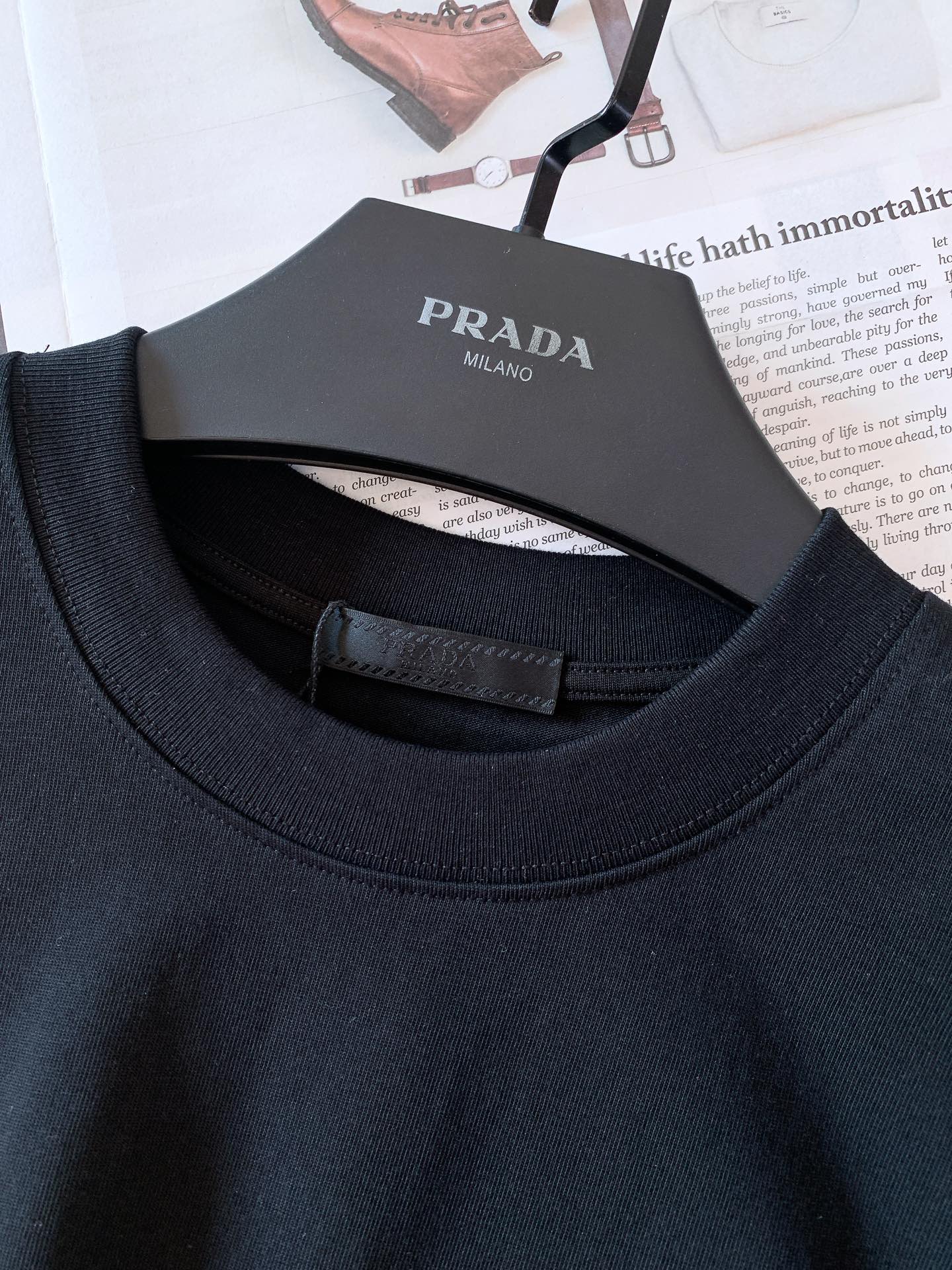 
Prada 普拉达 2025SS早春新品 
休闲套头T恤，胸前经典三角标五金点缀。甄选高支纯棉面料，厚
