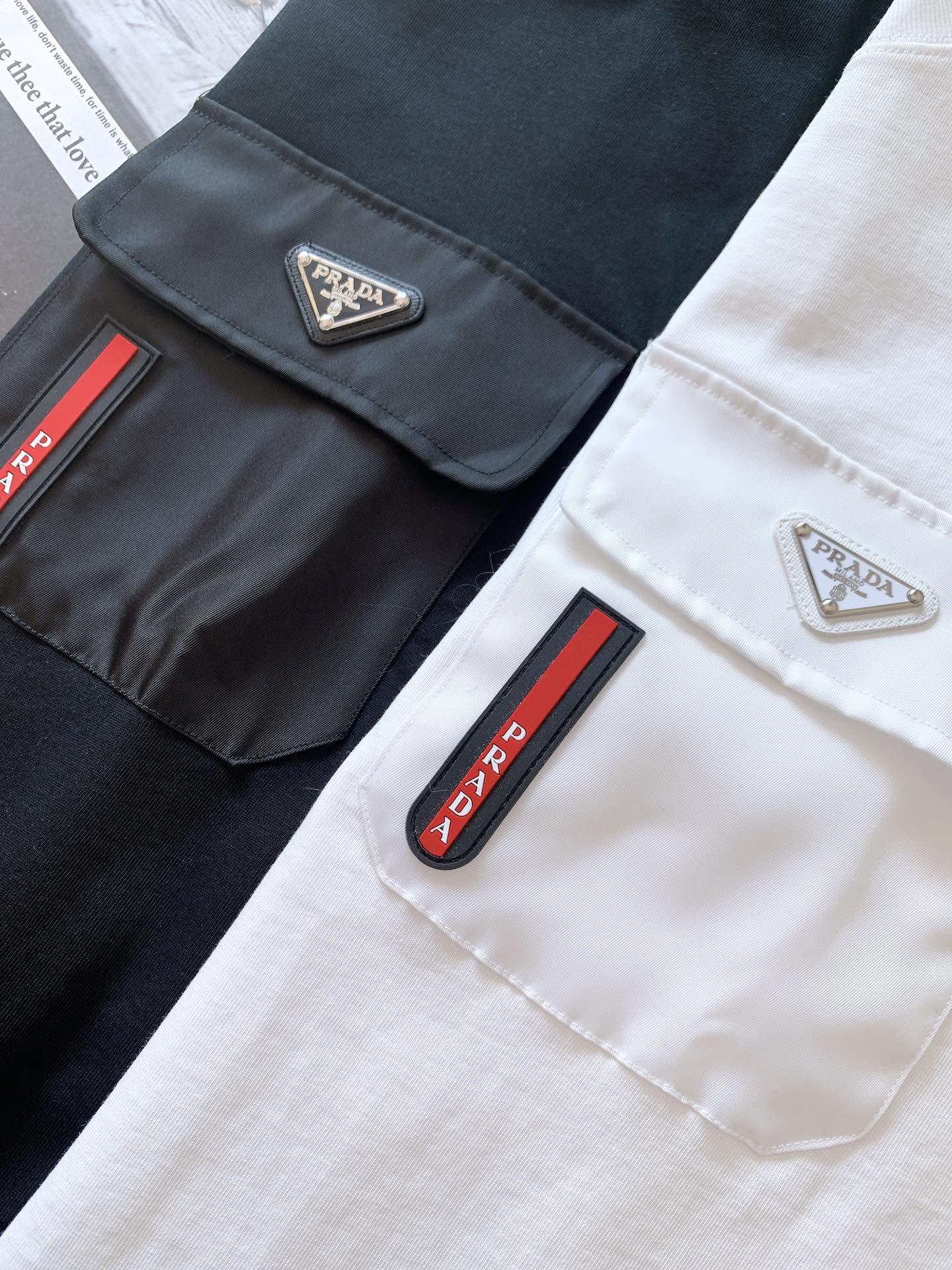 
Prada 普拉达 2025SS早春新品 
休闲套头T恤，胸前经典三角标五金点缀。甄选高支纯棉面料，厚