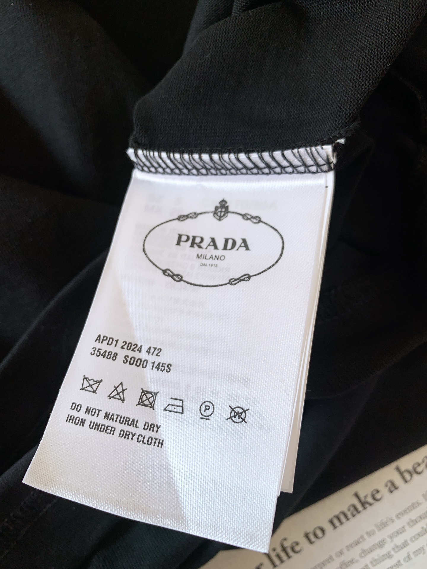 
Prada 普拉达 2025SS早春新品 
休闲套头T恤，胸前经典三角标五金点缀。甄选高支纯棉面料，厚