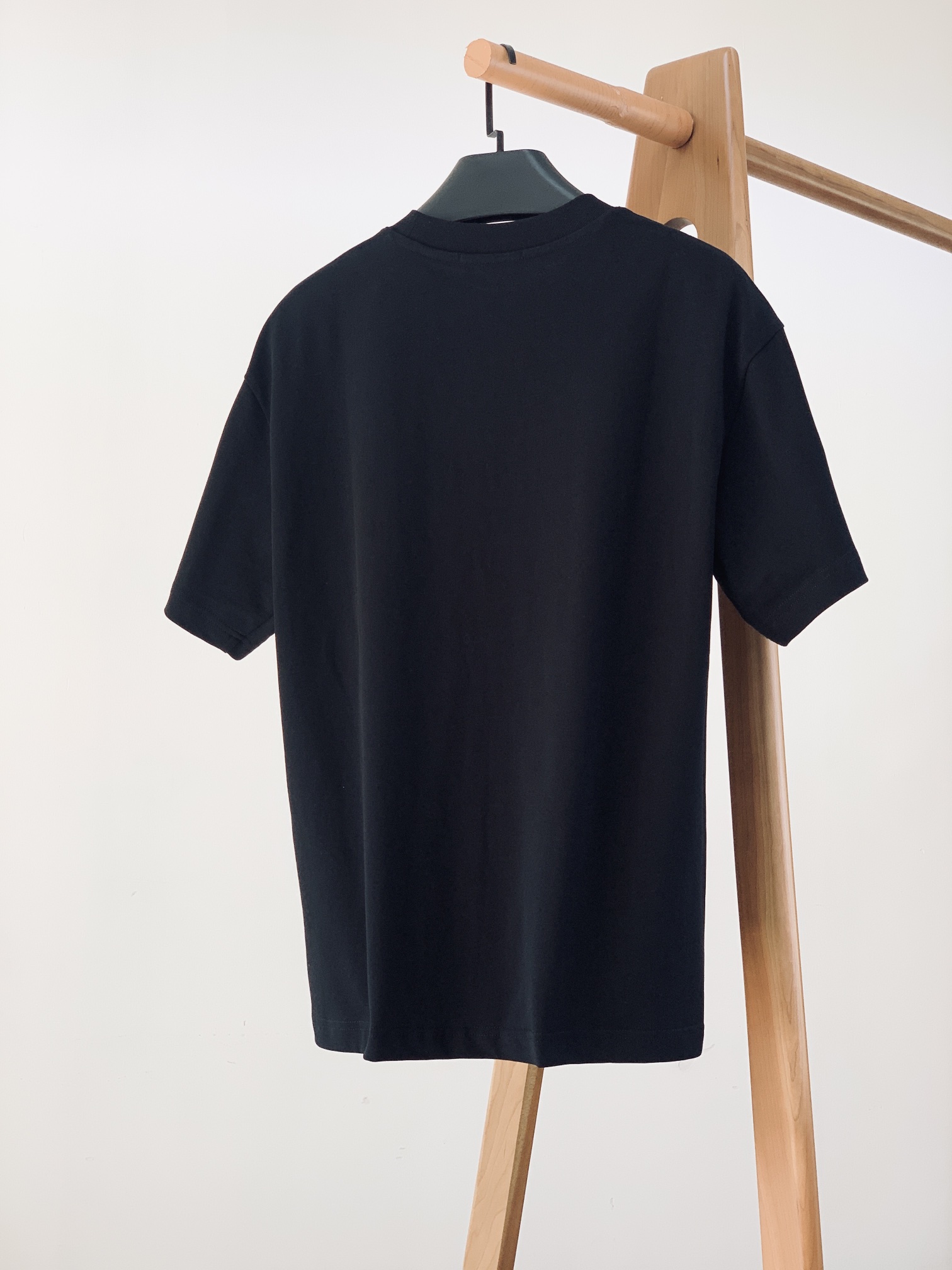 
Prada 普拉达 2025SS早春新品 
休闲套头T恤，胸前经典三角标五金点缀。甄选高支纯棉面料，厚