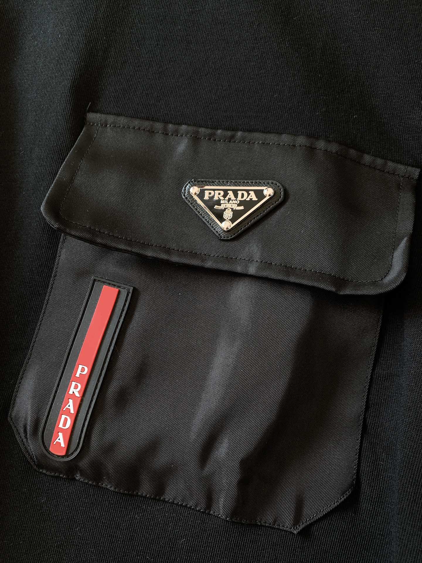 
Prada 普拉达 2025SS早春新品 
休闲套头T恤，胸前经典三角标五金点缀。甄选高支纯棉面料，厚