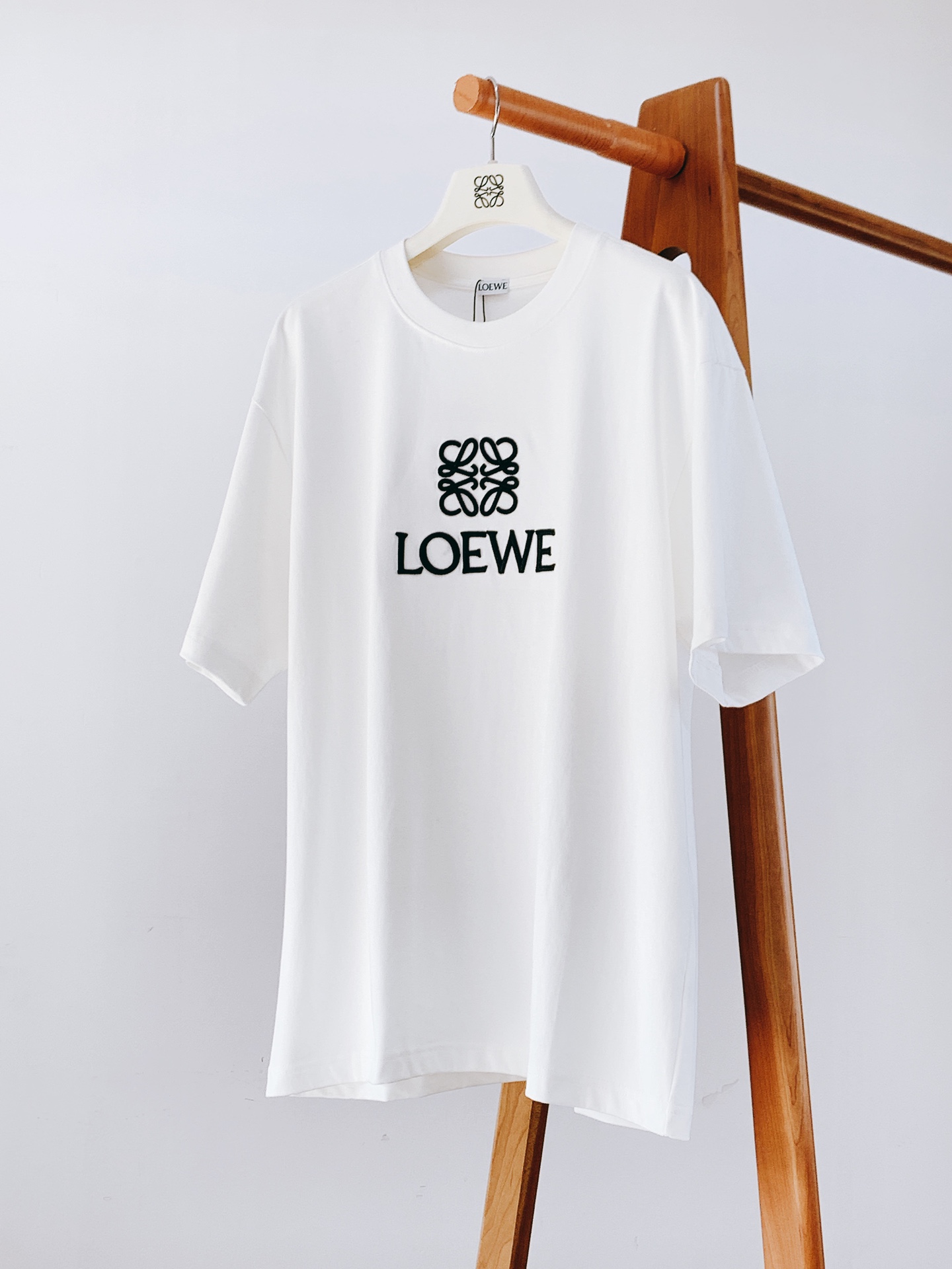 
Loewe 罗意威 2025SS春夏新品 
休闲刺绣短袖，重磅级尤物单品，官网在售系列。奢侈一线大牌的