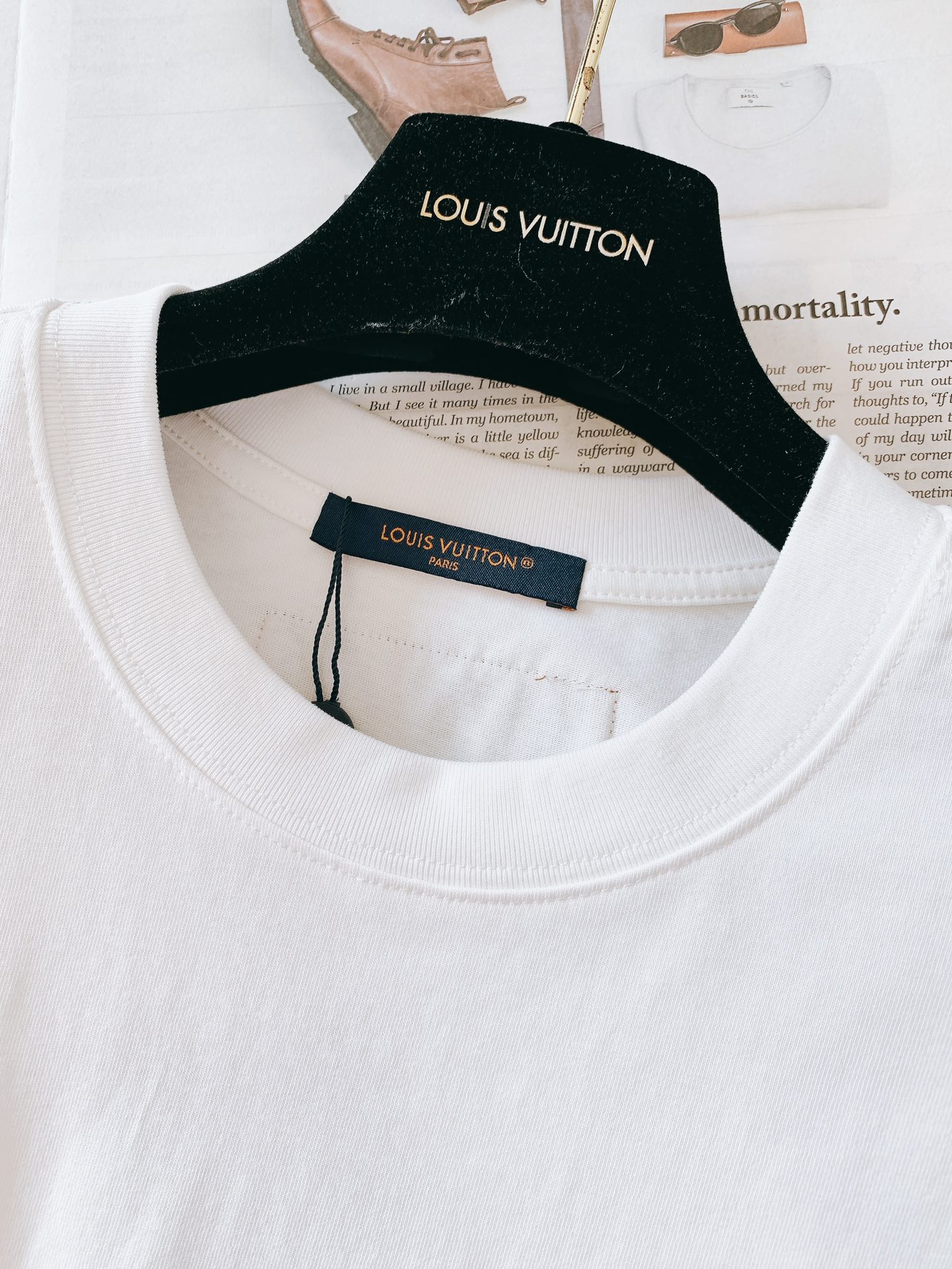 
LouisVuitton 路易威登 2025SS春夏新品 
重磅级尤物单品，官网在售系列。压花浮雕短袖