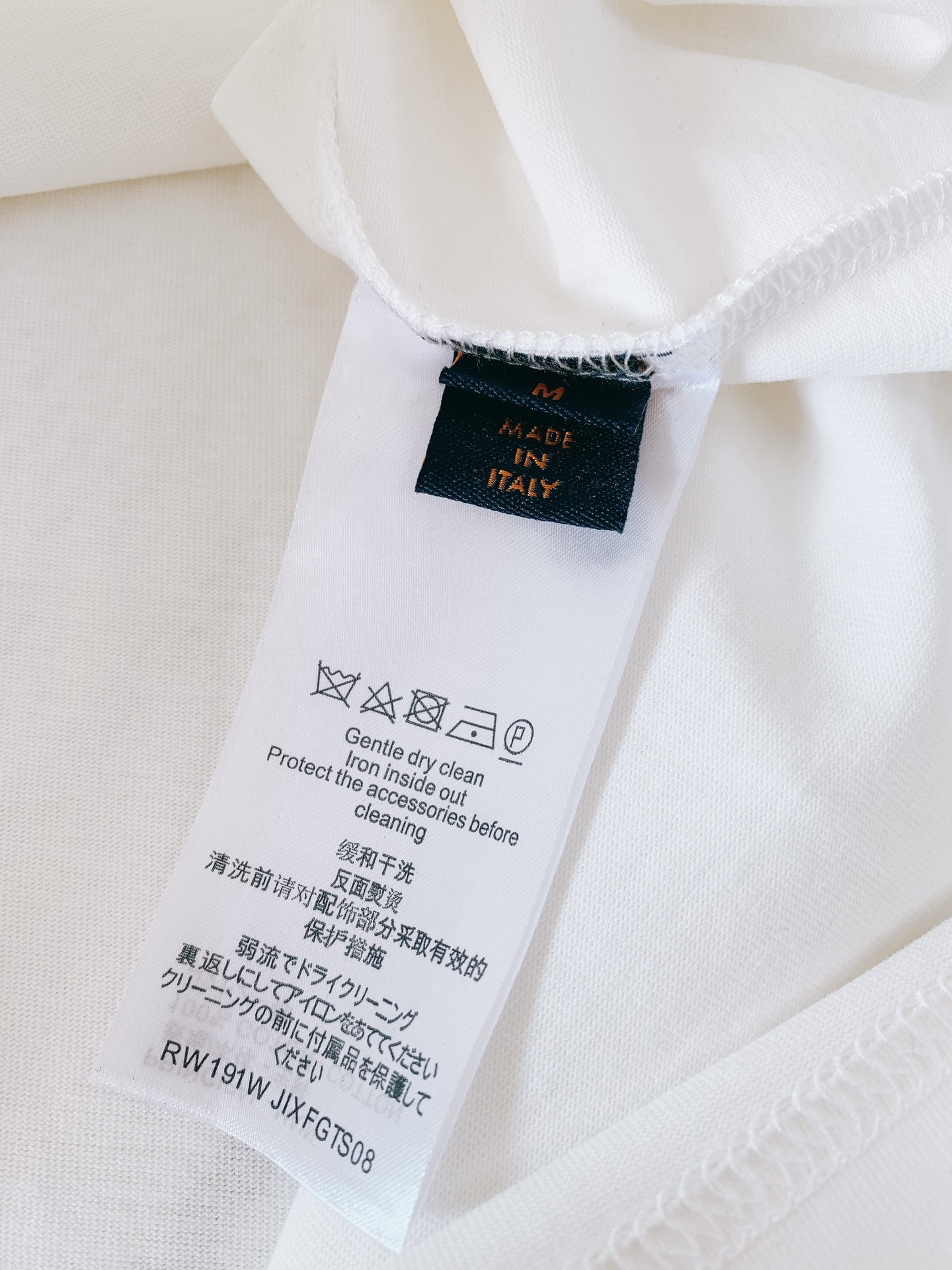 
LouisVuitton 路易威登 2025SS春夏新品 
重磅级尤物单品，官网在售系列。压花浮雕短袖