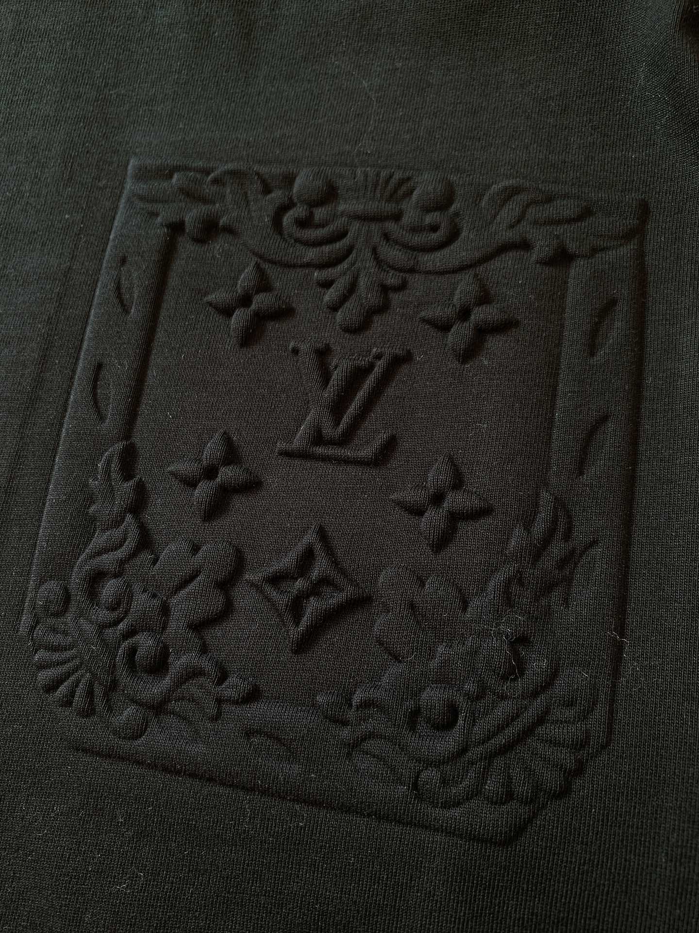
LouisVuitton 路易威登 2025SS春夏新品 
重磅级尤物单品，官网在售系列。压花浮雕短袖