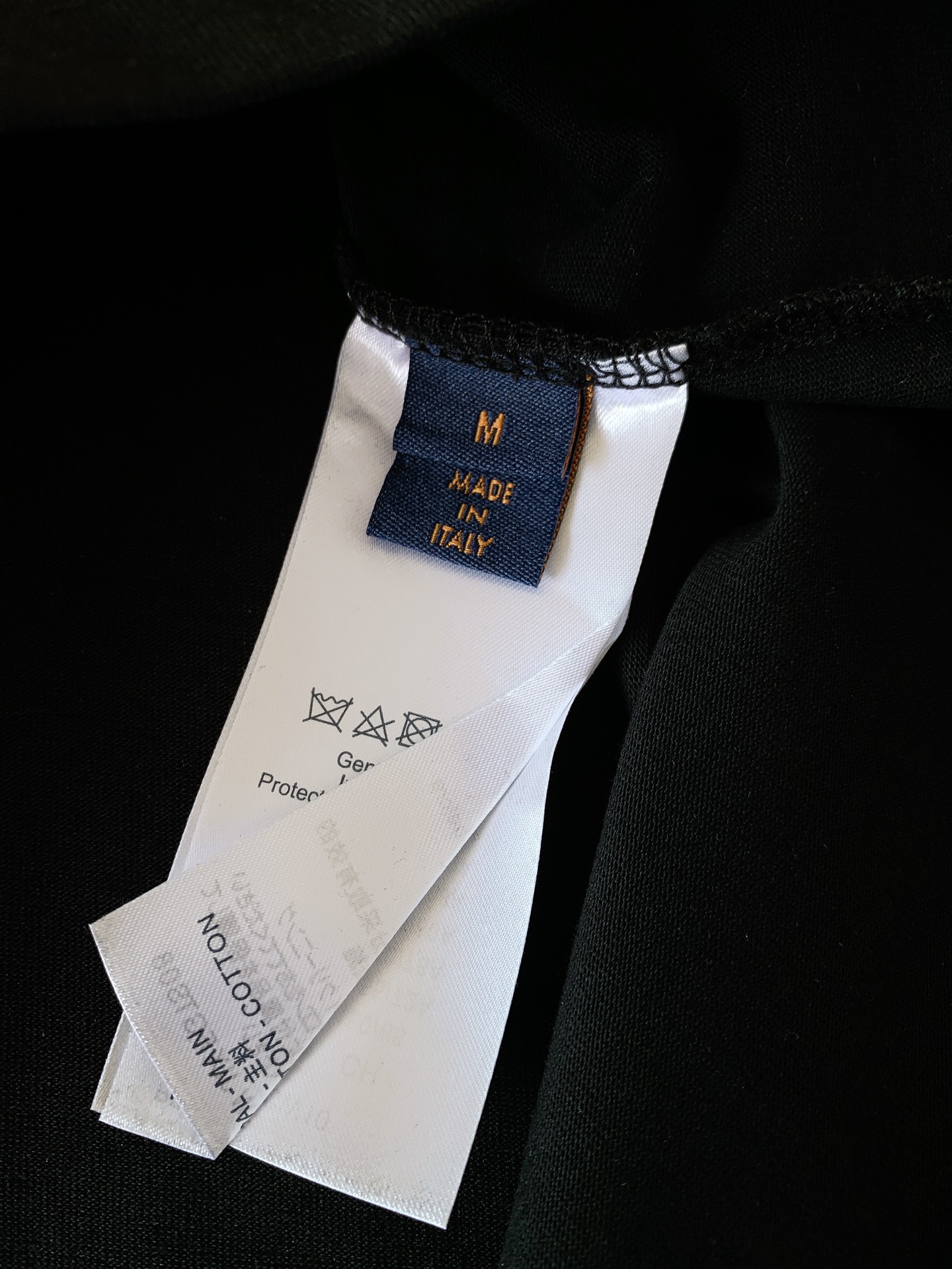 
LouisVuitton 路易威登 2025SS春夏新品 
重磅级尤物单品，官网在售系列。压花浮雕短袖