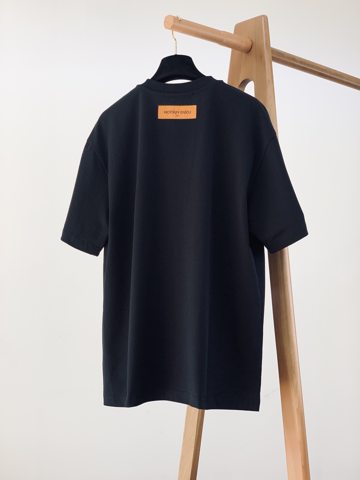 
LouisVuitton 路易威登 2025SS春夏新品 
重磅级尤物单品，官网在售系列。压花浮雕短袖