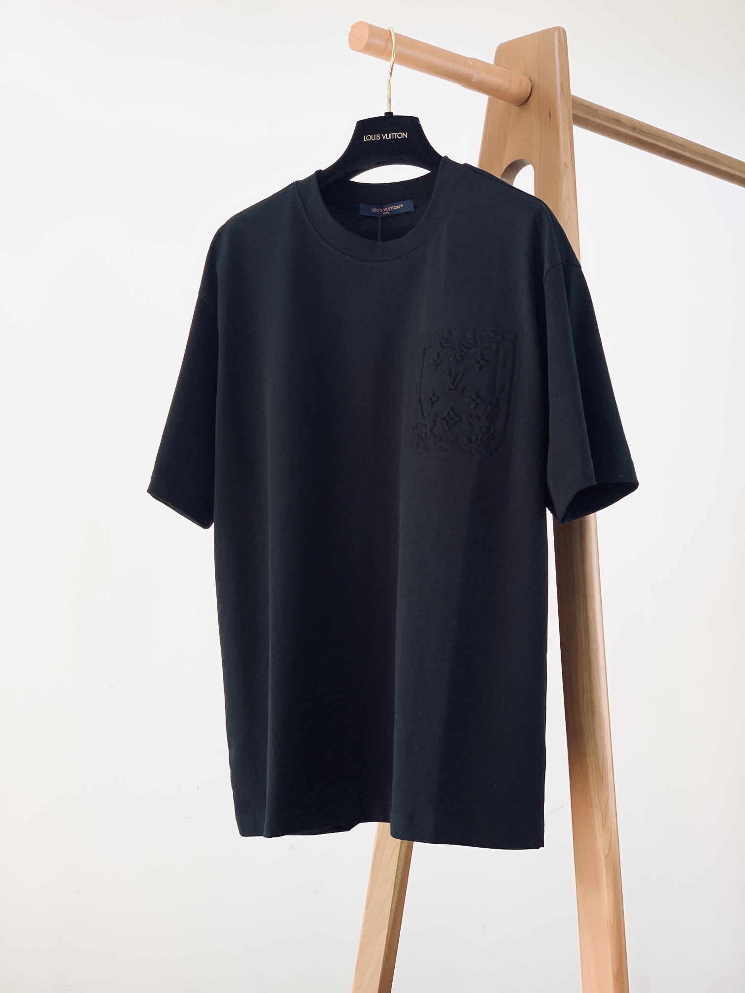 
LouisVuitton 路易威登 2025SS春夏新品 
重磅级尤物单品，官网在售系列。压花浮雕短袖