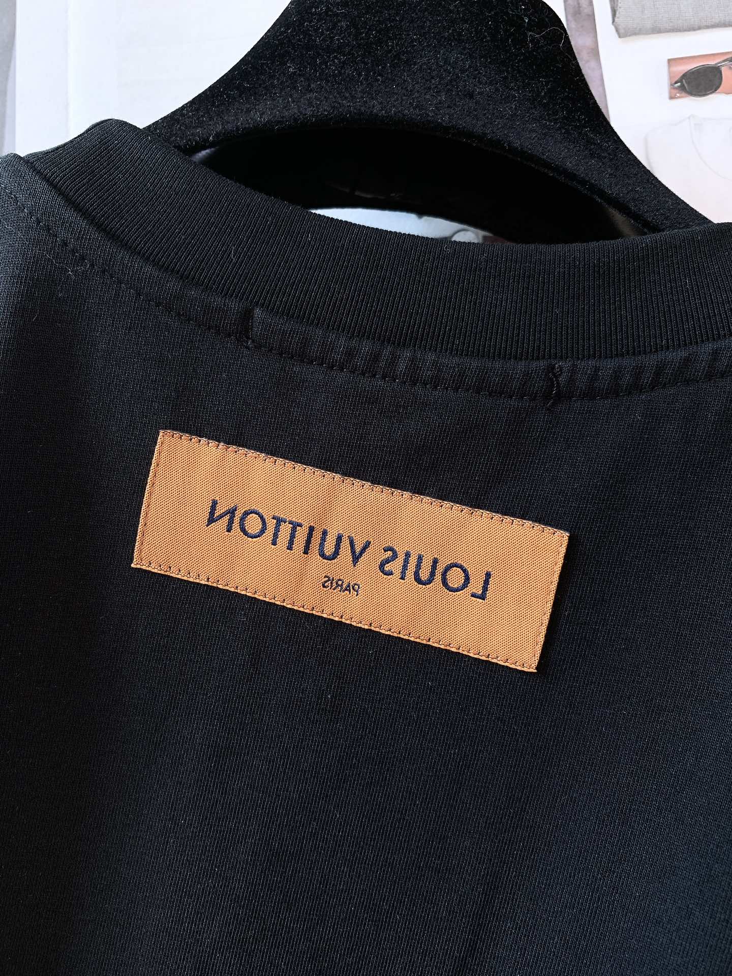 
LouisVuitton 路易威登 2025SS春夏新品 
重磅级尤物单品，官网在售系列。压花浮雕短袖