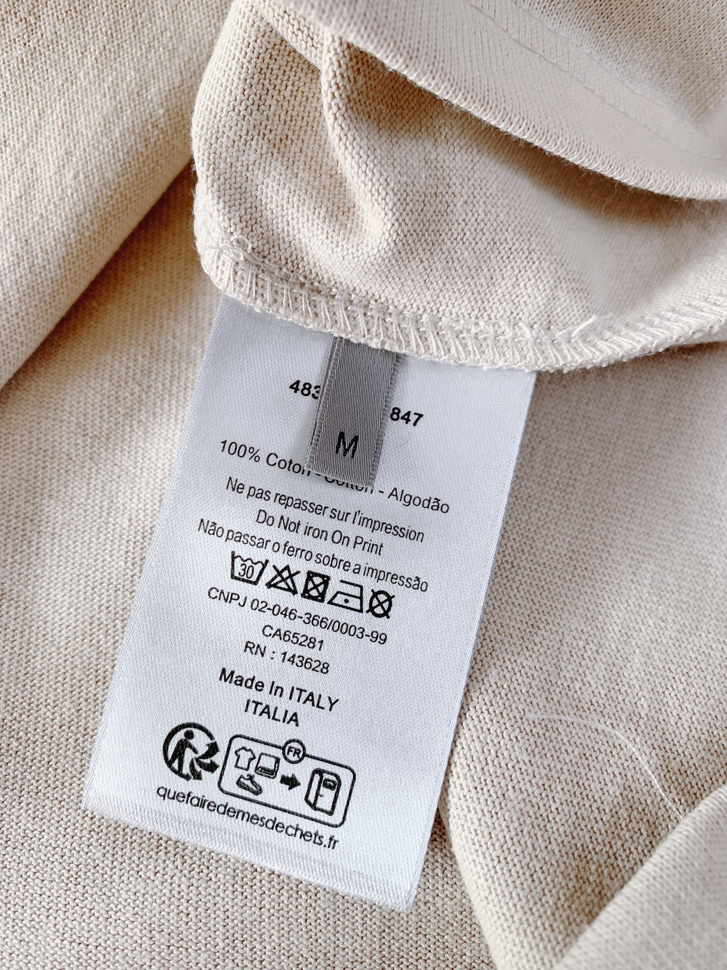 
Dior Homme 迪奥·桀傲 2025SS春夏新品
补丁徽标字母短袖，这款 Dior CharmT