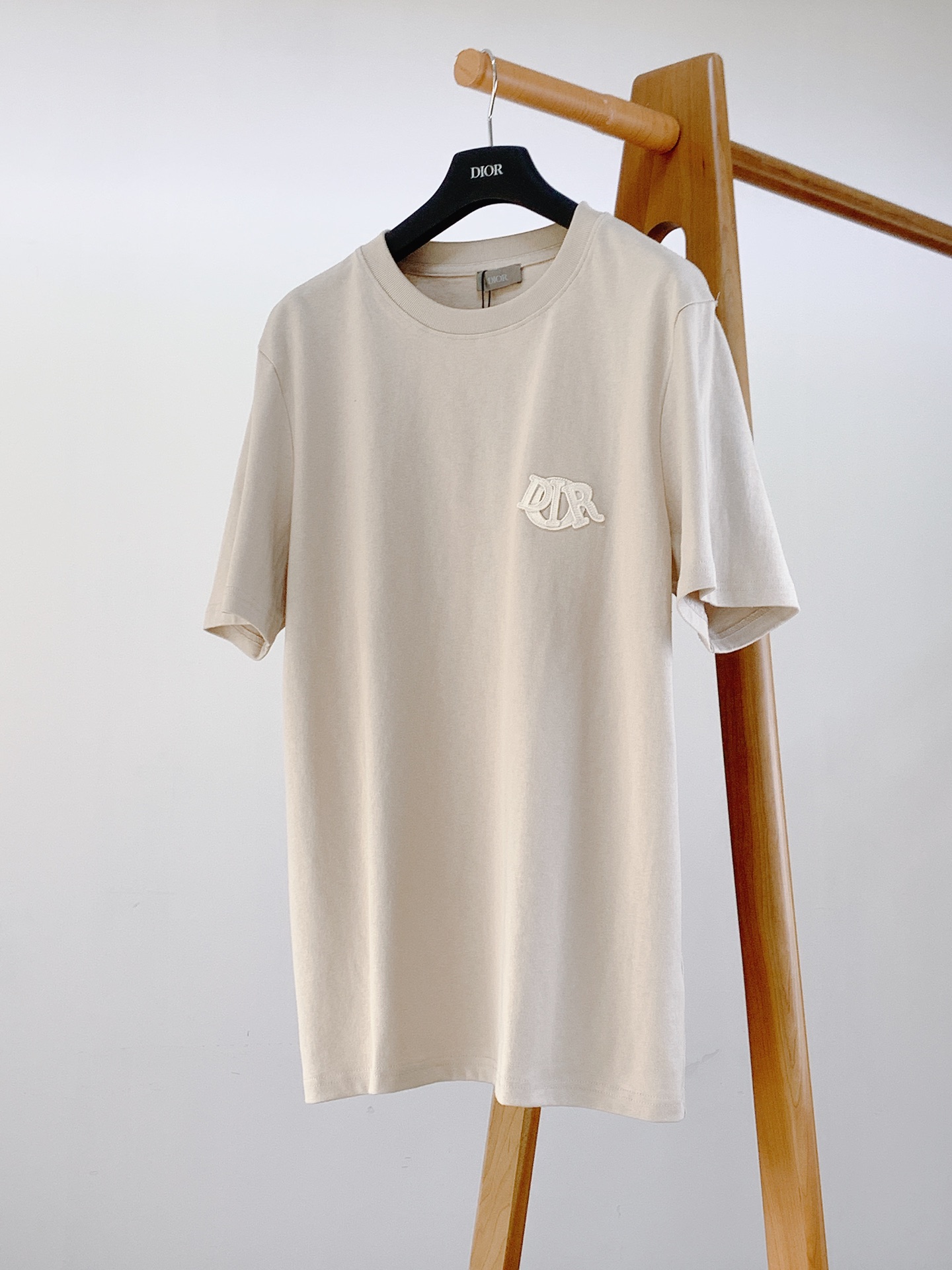 
Dior Homme 迪奥·桀傲 2025SS春夏新品
补丁徽标字母短袖，这款 Dior CharmT
