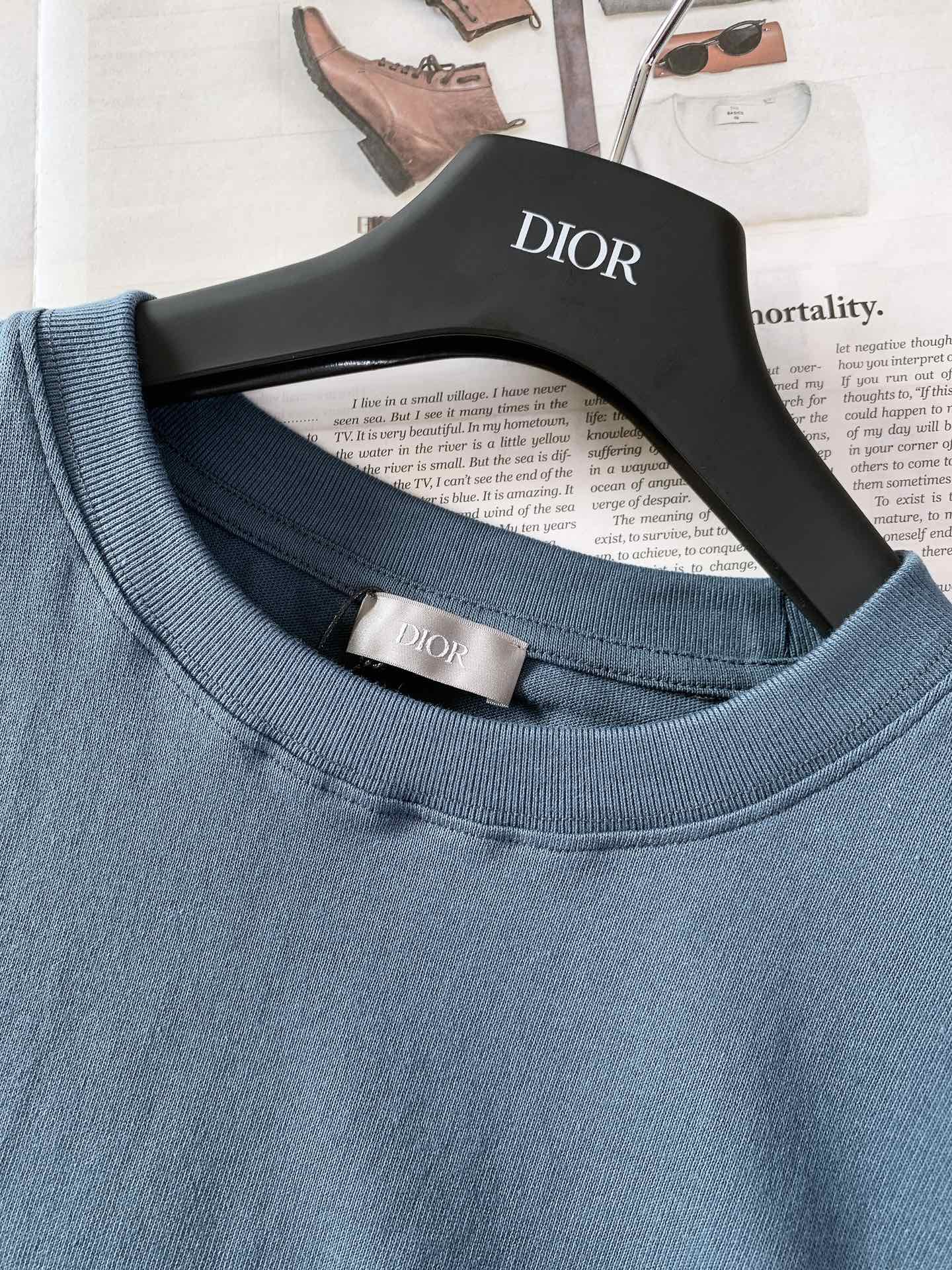 
Dior Homme 迪奥·桀傲 2025SS春夏新品
补丁徽标字母短袖，这款 Dior CharmT