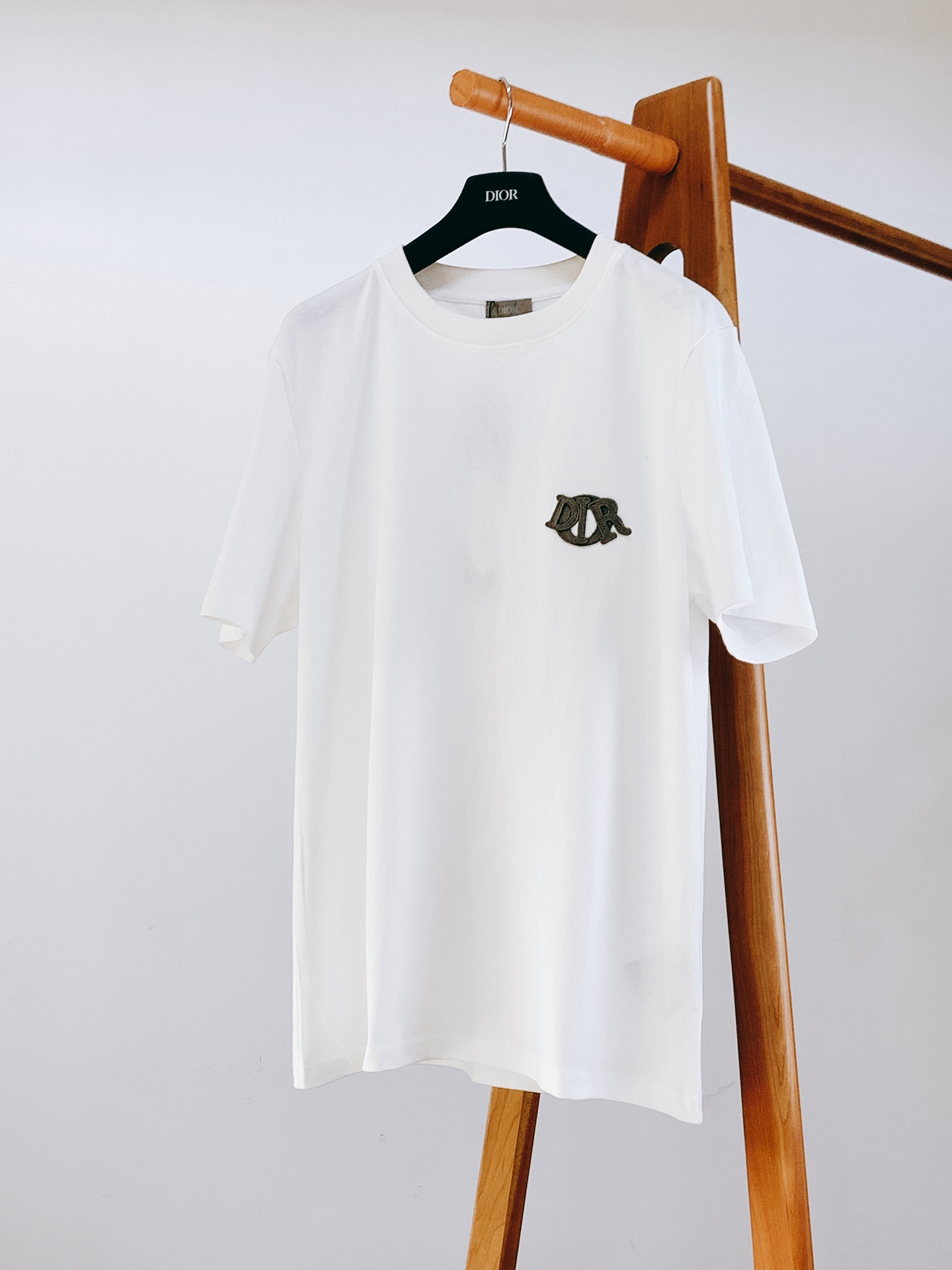 
Dior Homme 迪奥·桀傲 2025SS春夏新品
补丁徽标字母短袖，这款 Dior CharmT