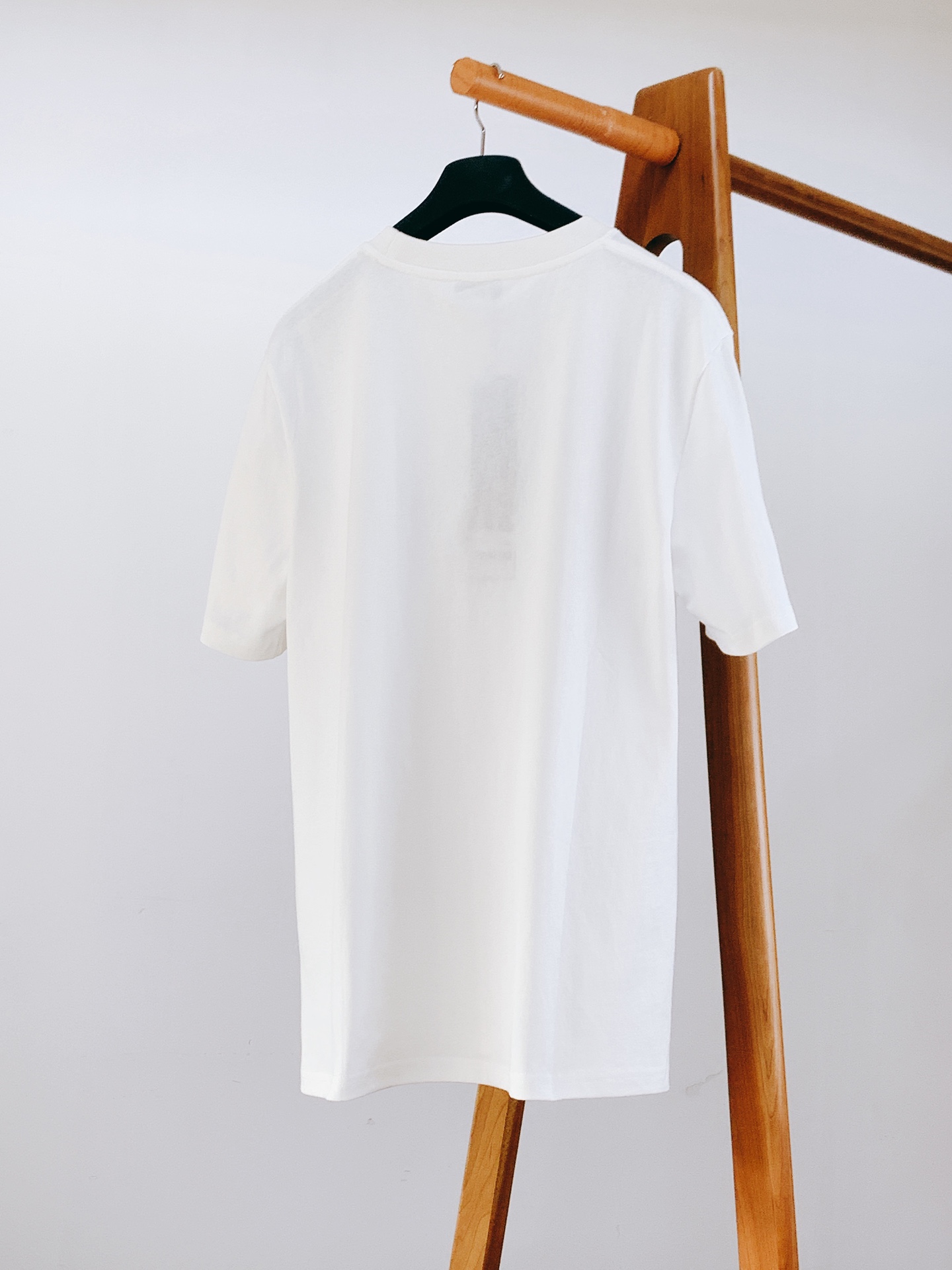 
Dior Homme 迪奥·桀傲 2025SS春夏新品
补丁徽标字母短袖，这款 Dior CharmT