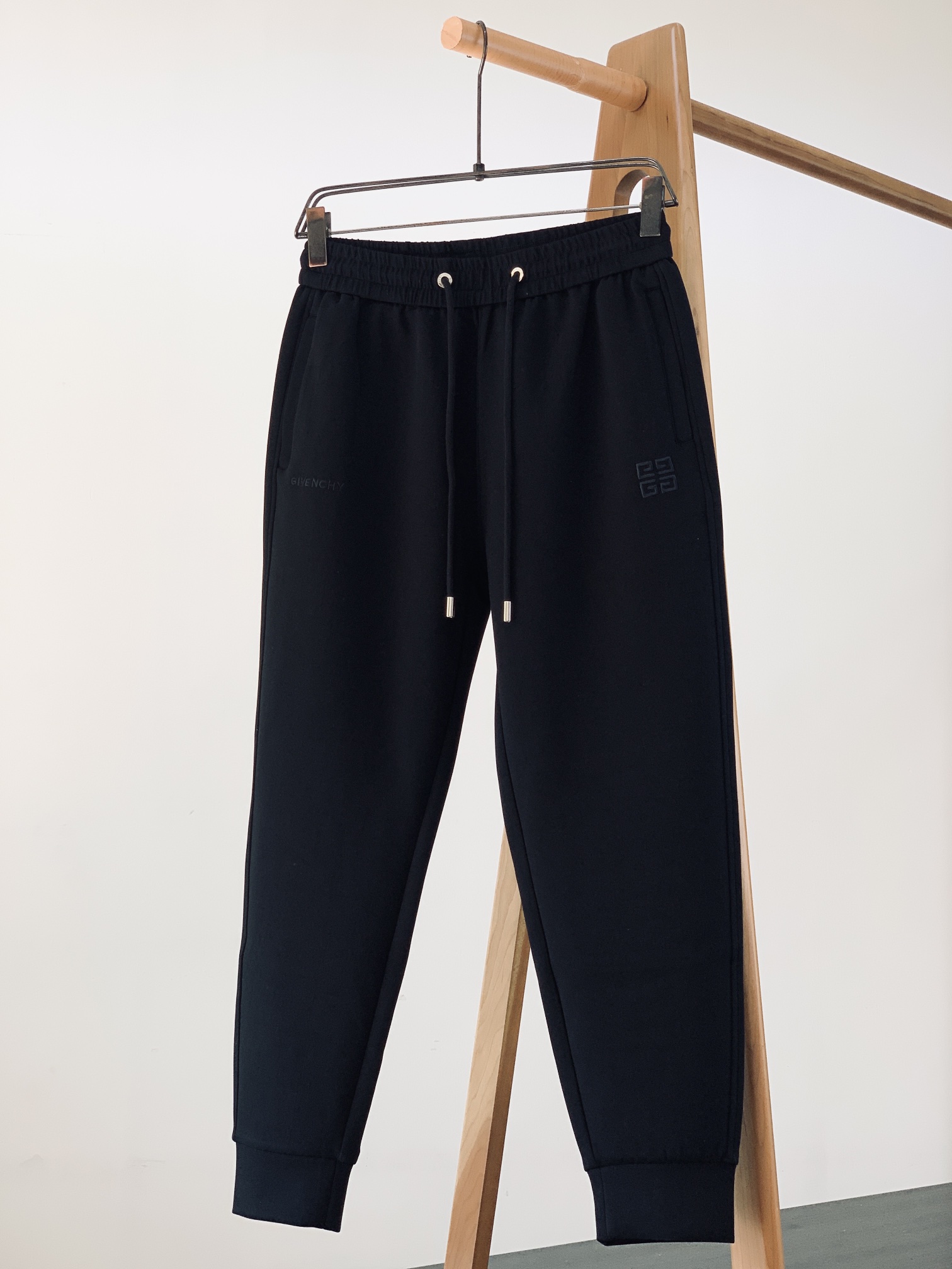 NO:119047,Givenchy 2025SS early spring new product Drawstring embroidered casual pants Fashion series, unique composition design, drawstring casual shorts Start ordering and dyeing. A large domestic manufacturer exports to Japan and supplies fabrics from several top brands. It feels soft and glutinous, quite wide and stylish, solving the problem of washing and discoloration. The pants are neat and atmospheric, and the upper body looks superb and handsome. ………………………………………………………………………………………………………………………………………………………………………………………………………………………………………………………………………………………………………………………………………………………………………………………………………………………………………………………………………………………………………………………………………………………………………………………………………………………………………………………………………………………………………………………………………………………………………………………………………………………………………………………………………………………………………………………………………………………………………………………………………………………………………………………………………………………………………19860909Givenchy 纪梵希 2025SS早春新品 抽绳刺绣休闲裤 时尚系列,独特拼料设计,抽绳休闲短裤 订纱开始订染和订纺. 国内某大厂出口日本 和供应几大顶级品牌的面料. 手感软糯 , 挺阔有型 , 解决 , 洗涤变色的问题. 裤型利落大气 , 上身显高超帅. …………………………………………………… SizeM-3XL,,givenchy,givenchy,shorts,alexander wang,Men's clothing