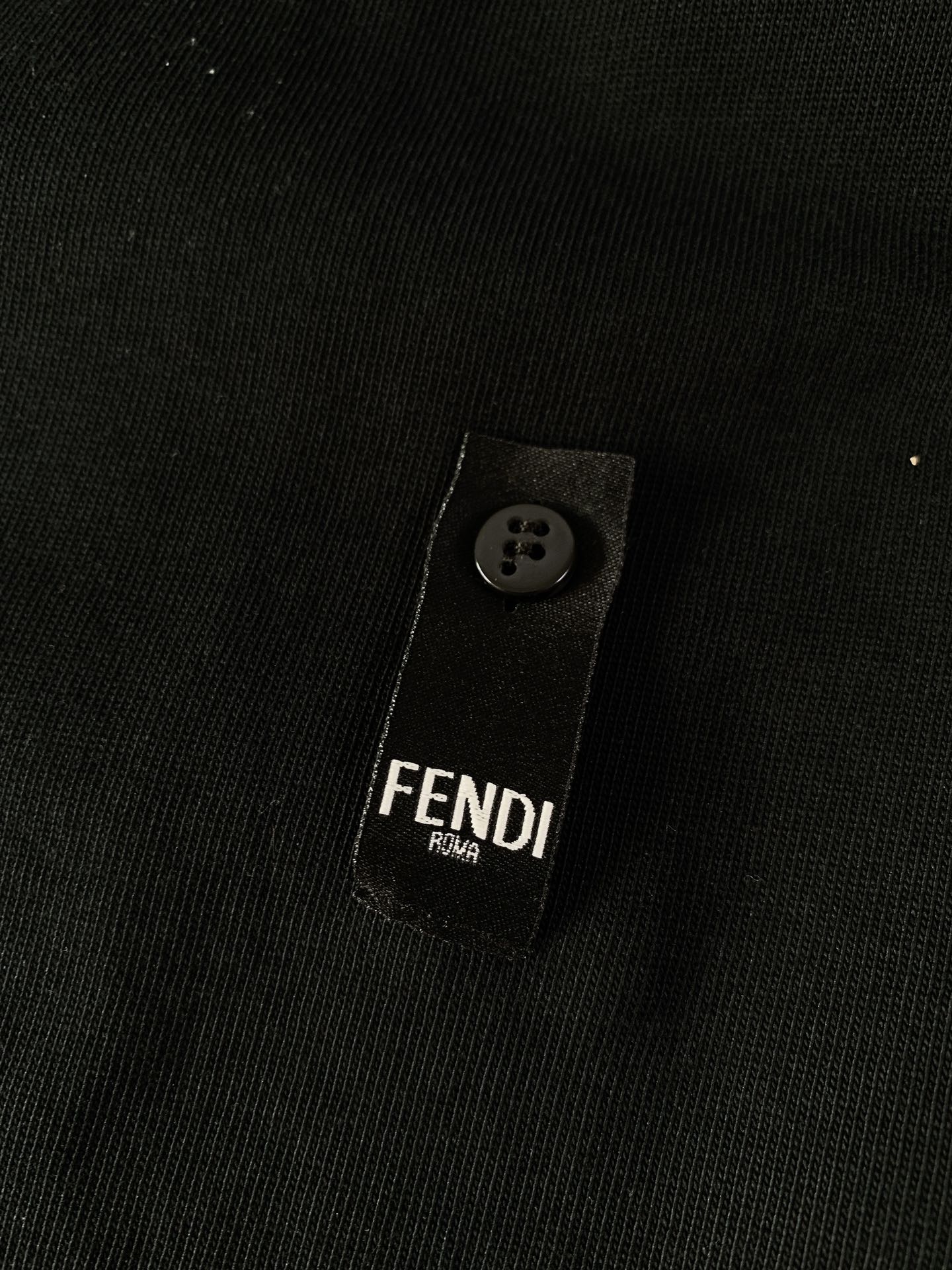 
Fendi 芬迪 2025SS春夏新品 
小怪兽系列短袖，前后立体植绒标识图案，完美的符合 最新系列风