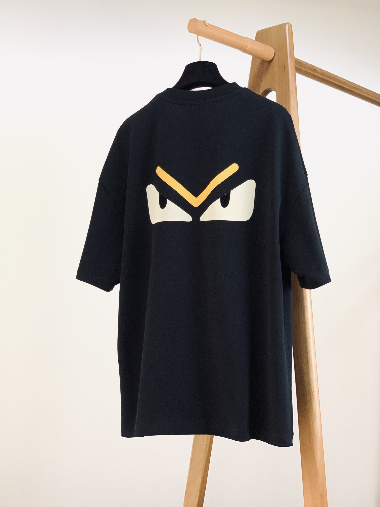 
Fendi 芬迪 2025SS春夏新品 
小怪兽系列短袖，前后立体植绒标识图案，完美的符合 最新系列风