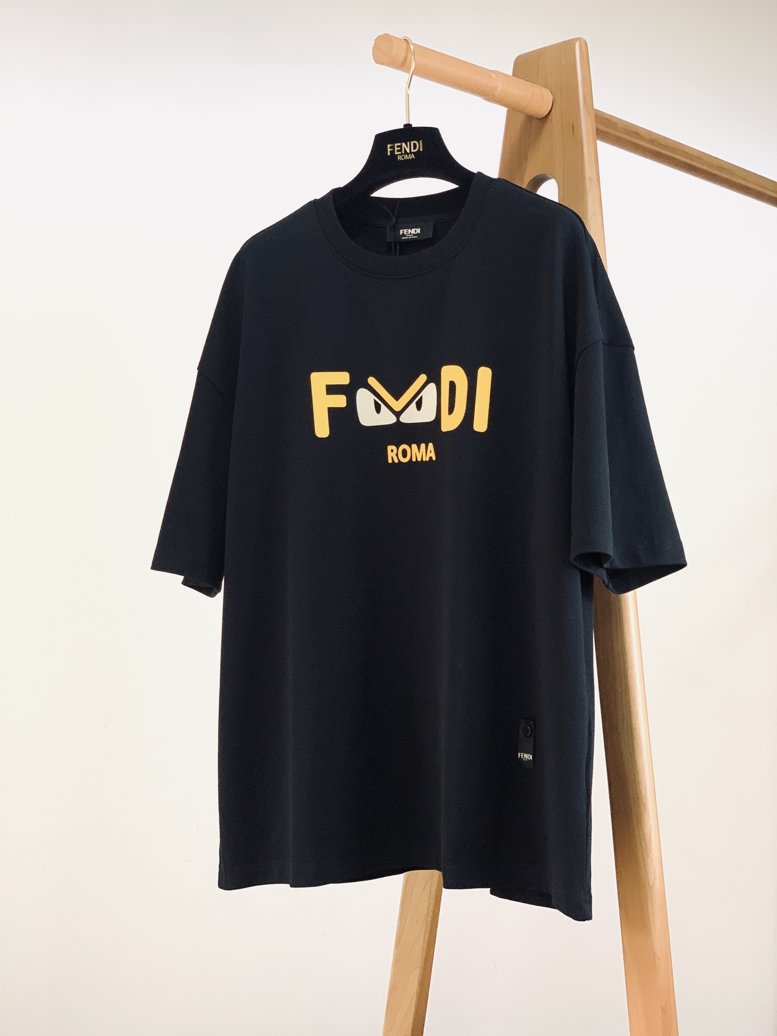 
Fendi 芬迪 2025SS春夏新品 
小怪兽系列短袖，前后立体植绒标识图案，完美的符合 最新系列风