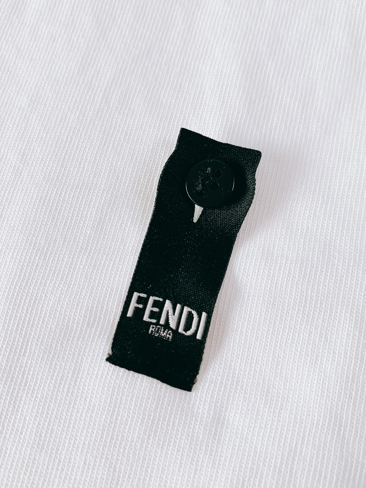 
Fendi 芬迪 2025SS春夏新品 
小怪兽系列短袖，前后立体植绒标识图案，完美的符合 最新系列风
