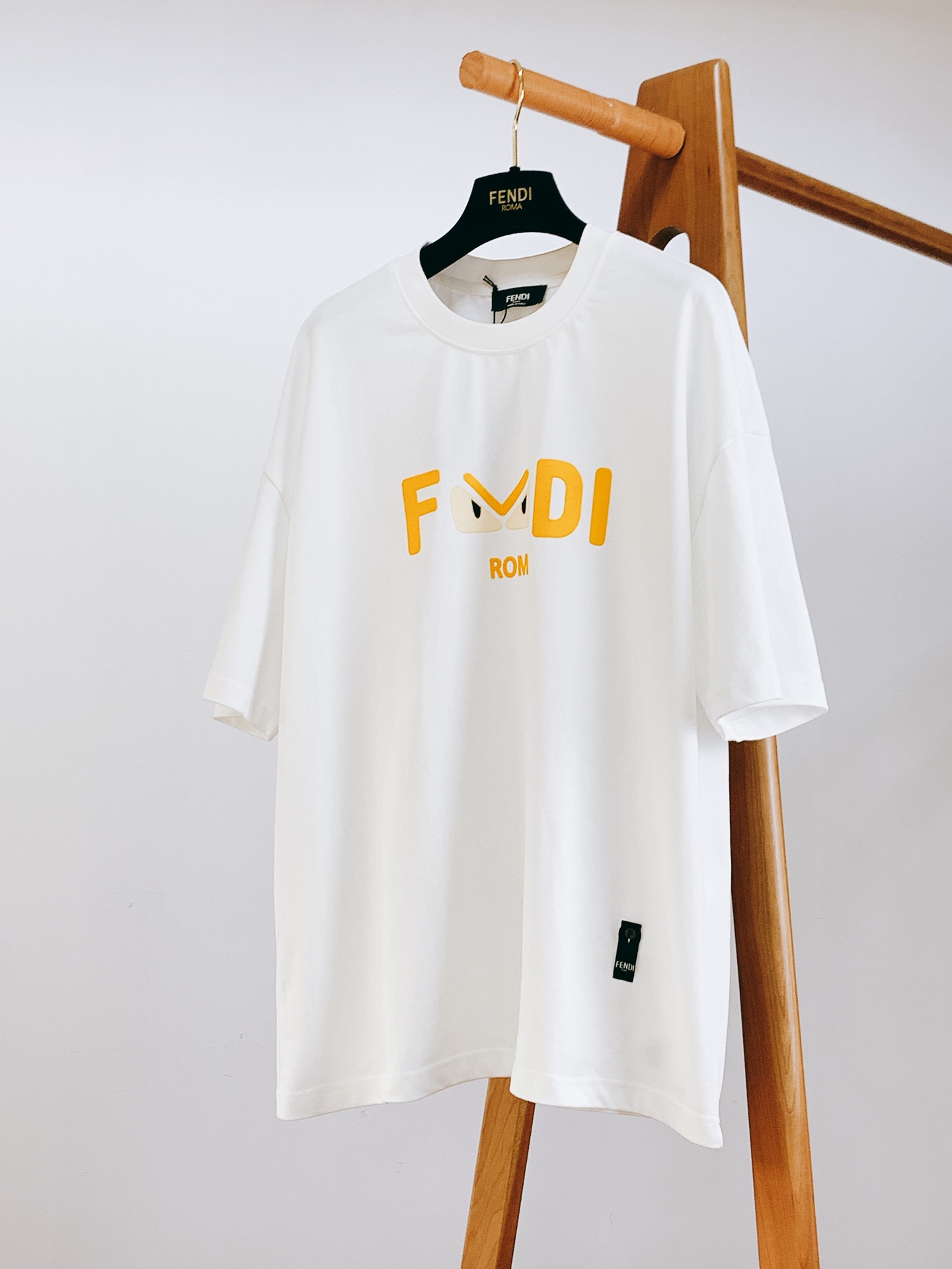 
Fendi 芬迪 2025SS春夏新品 
小怪兽系列短袖，前后立体植绒标识图案，完美的符合 最新系列风