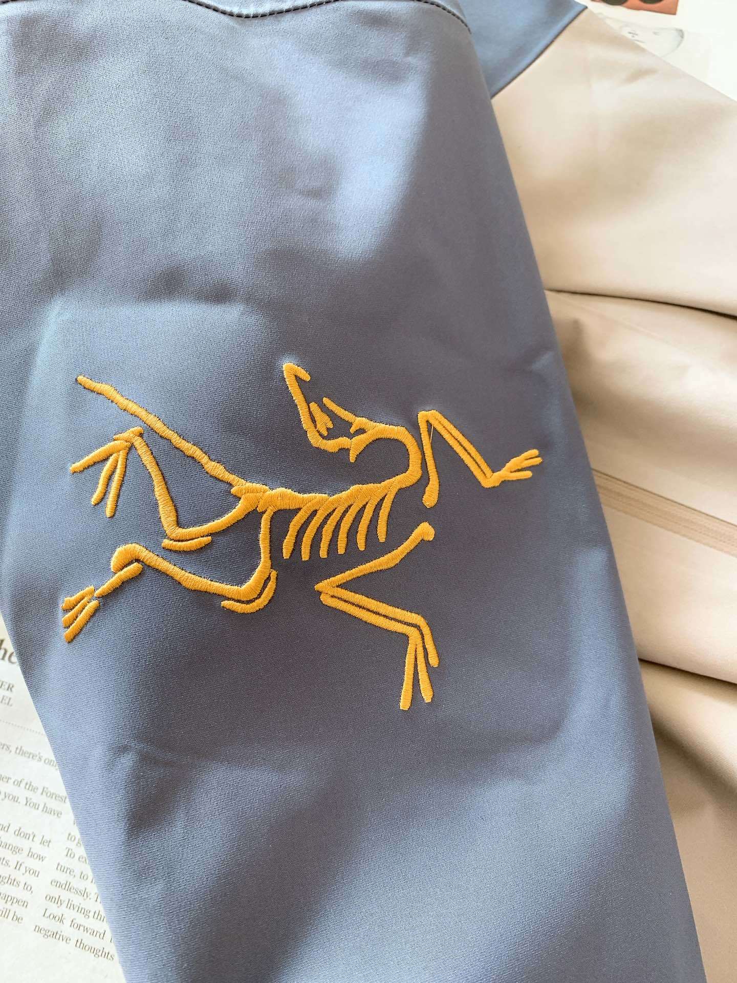 ARCTERYX 始祖鸟 SV LNY蛇年限定冲锋衣
众所周知 每年始祖*都会以十二生肖为思路出一款联